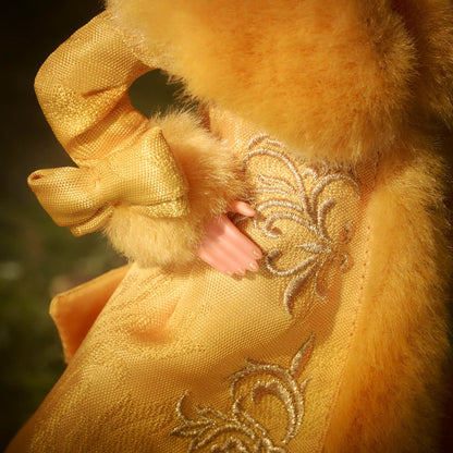Guo Pei Barbie Doll Wearing Golden-Yellow Gown - Búp bê Sưu tầm Cao cấp Barbie Signature Barbie Signature - ảnh 9 - Collectib