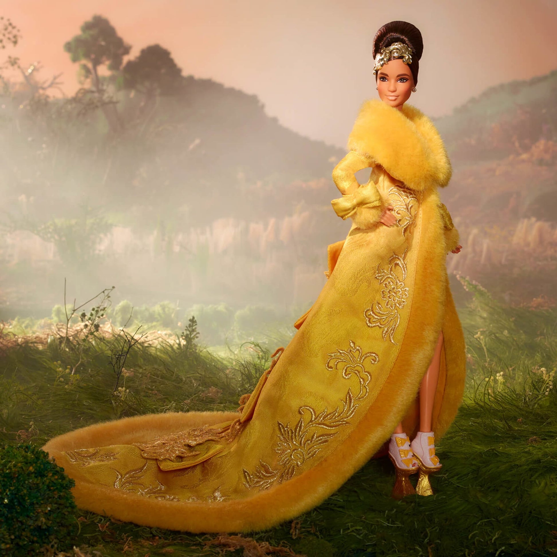 Guo Pei Barbie Doll Wearing Golden-Yellow Gown - Búp bê Sưu tầm Cao cấp Barbie Signature Barbie Signature - ảnh 10 - Collecti