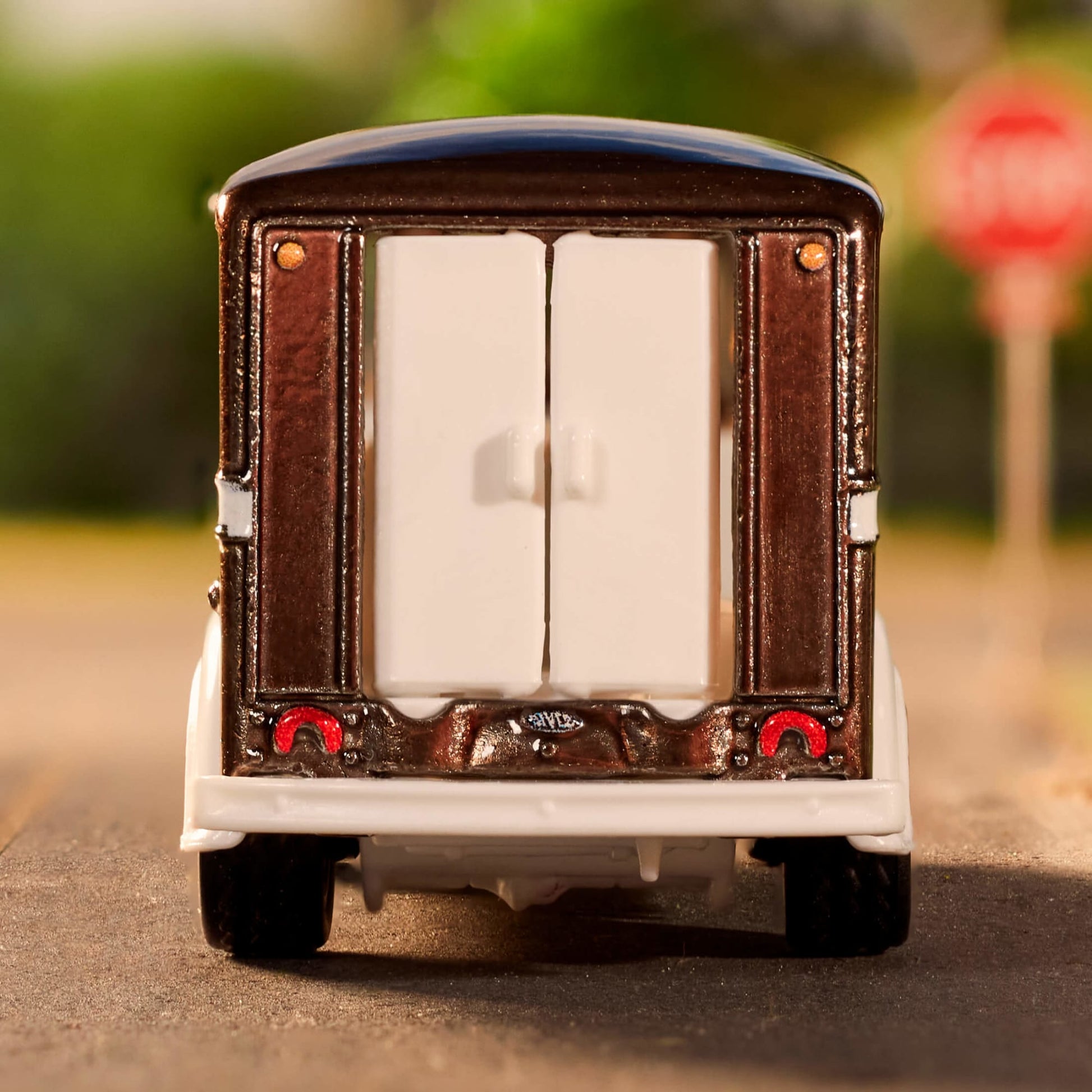 Matchbox Tootsie Roll Divco Milk Truck - Xe Tải Sữa Mô Hình Sưu Tầm Matchbox HJW62 Matchbox - ảnh 1 - Đồ sưu tầm