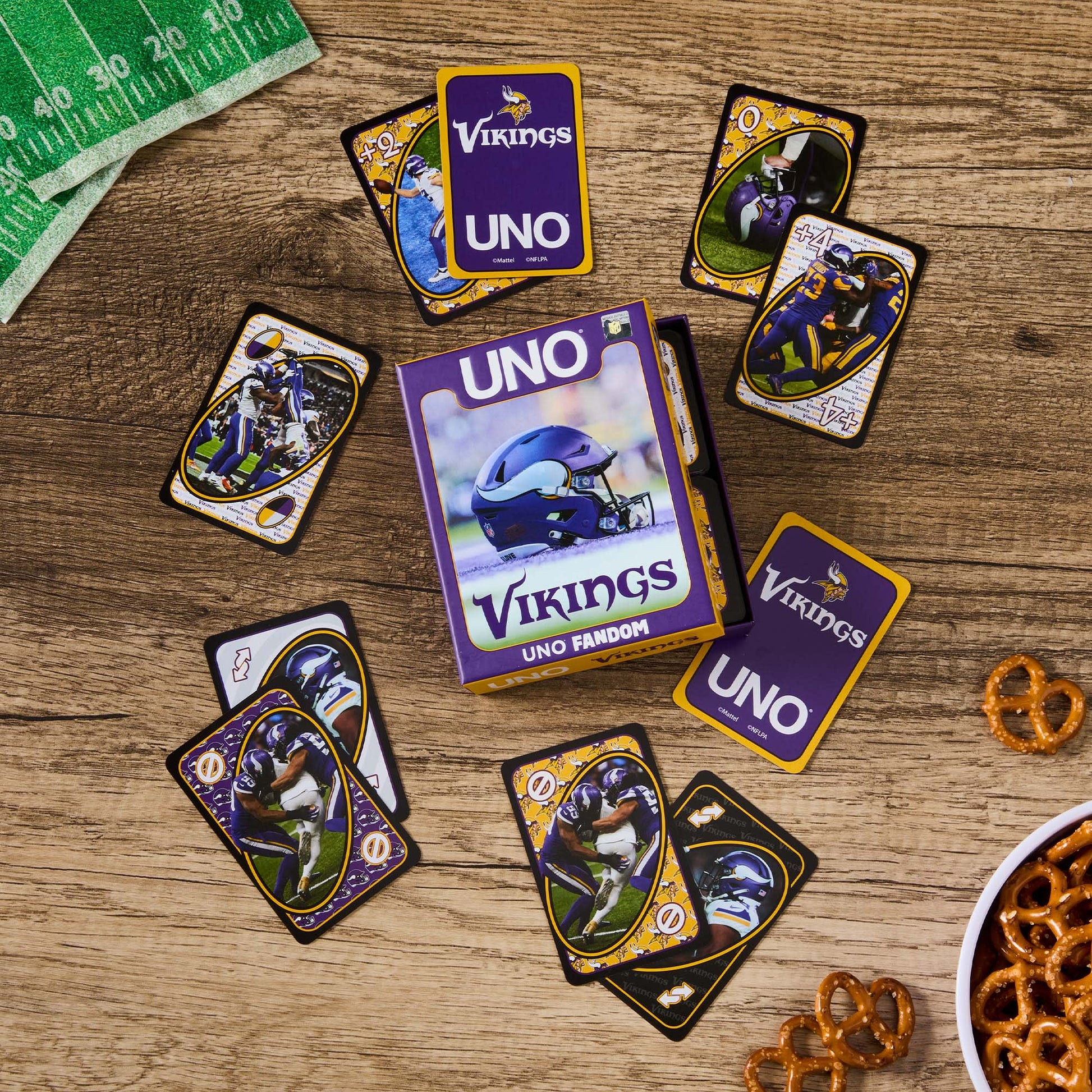UNO Fandom NFL Minnesota Vikings Game Deck - Bài UNO Thẻ Bài Thể Thao NFL - Mattel Creations - Góc nhìn khác 3