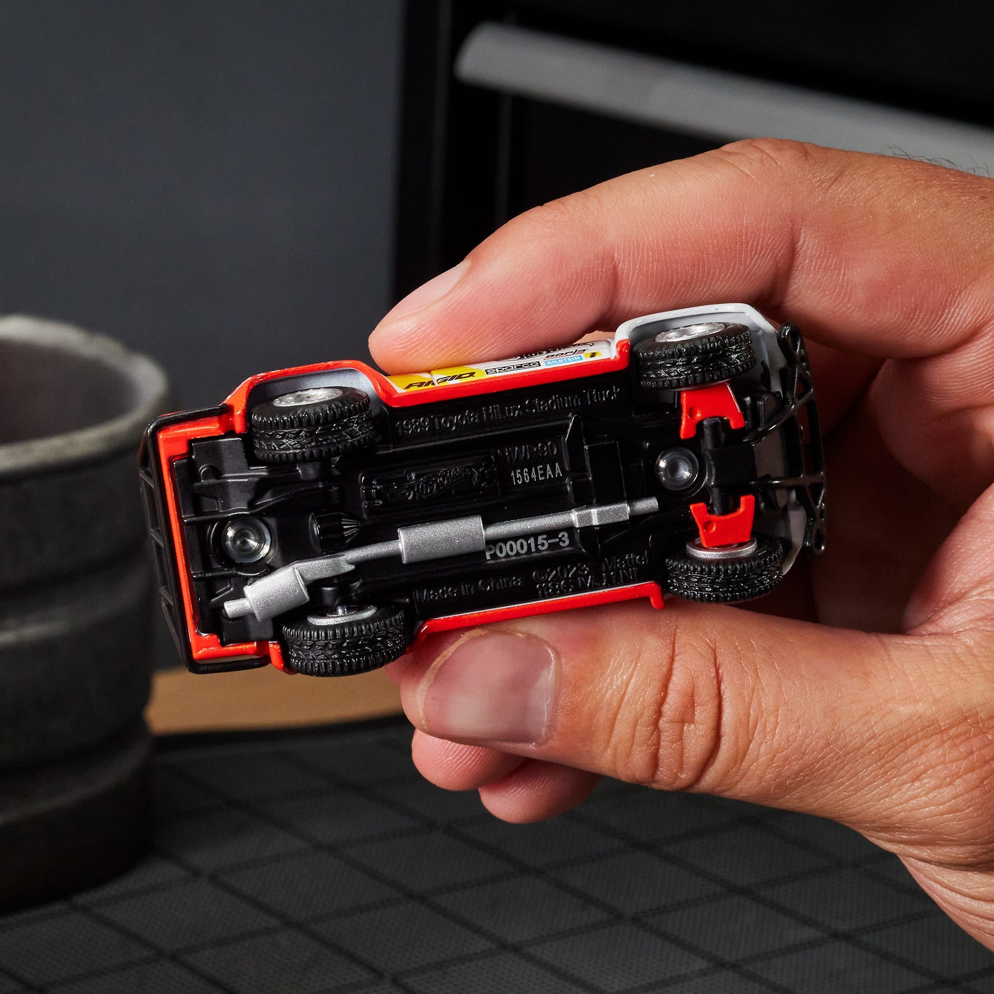 Hot Wheels Elite 64 1989 Toyota HiLux Stadium Truck - Xe Mô Hình Tỷ Lệ 1:64 Cao Cấp - Hot Wheels Hot Wheels - ảnh 4 - Xe mô h