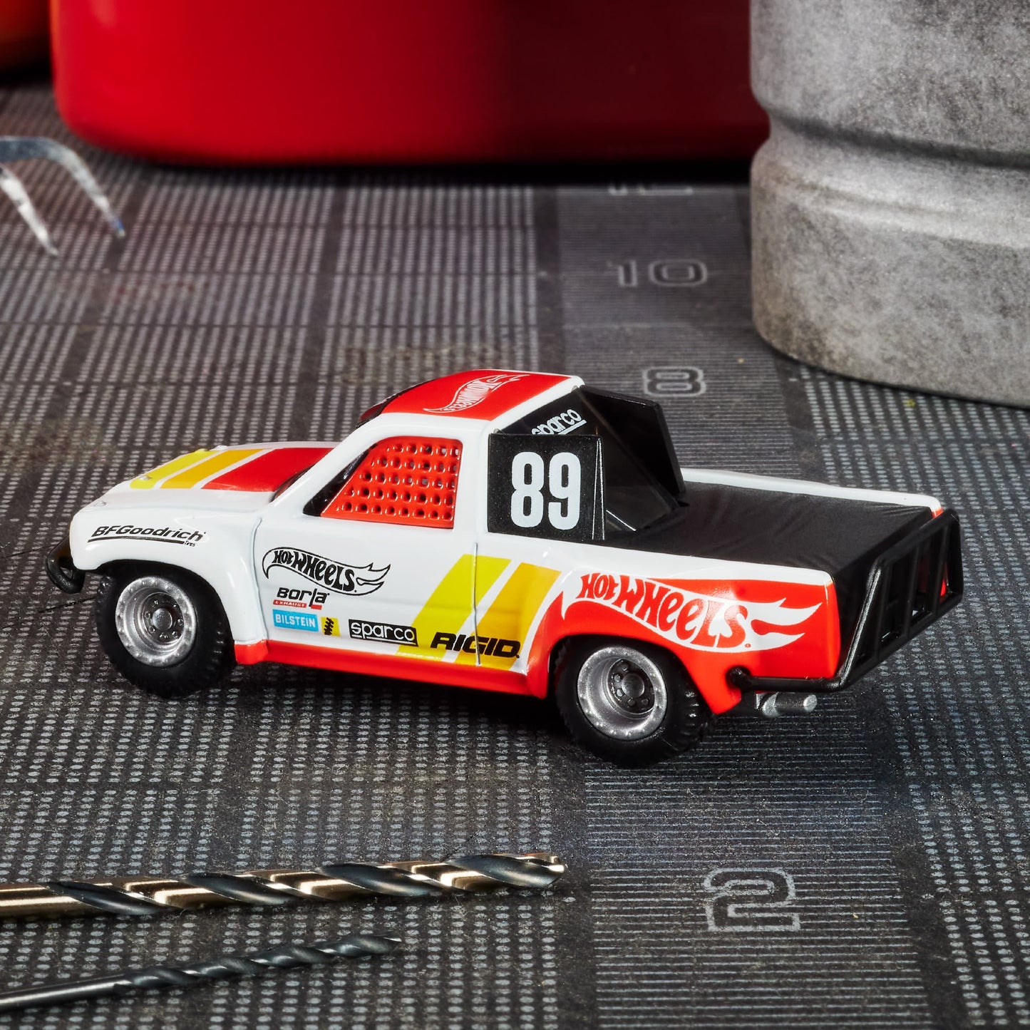 Hot Wheels Elite 64 1989 Toyota HiLux Stadium Truck - Xe Mô Hình Tỷ Lệ 1:64 Cao Cấp - Hot Wheels - Góc nhìn khác 3