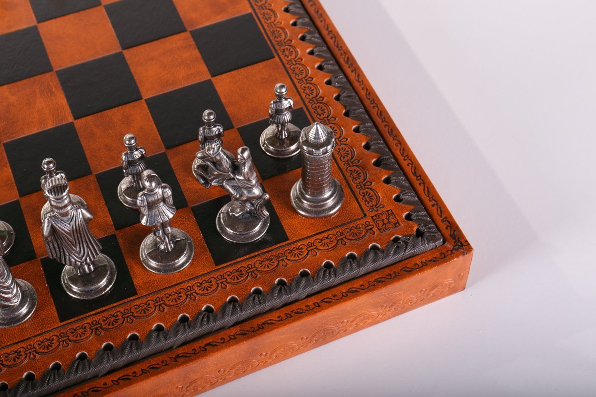 Gothic Chess Set with Leatherette Storage Board - Bộ Cờ Vua Cao Cấp & Hộp Đựng Giả Da - Chess House - Góc nhìn khác 3