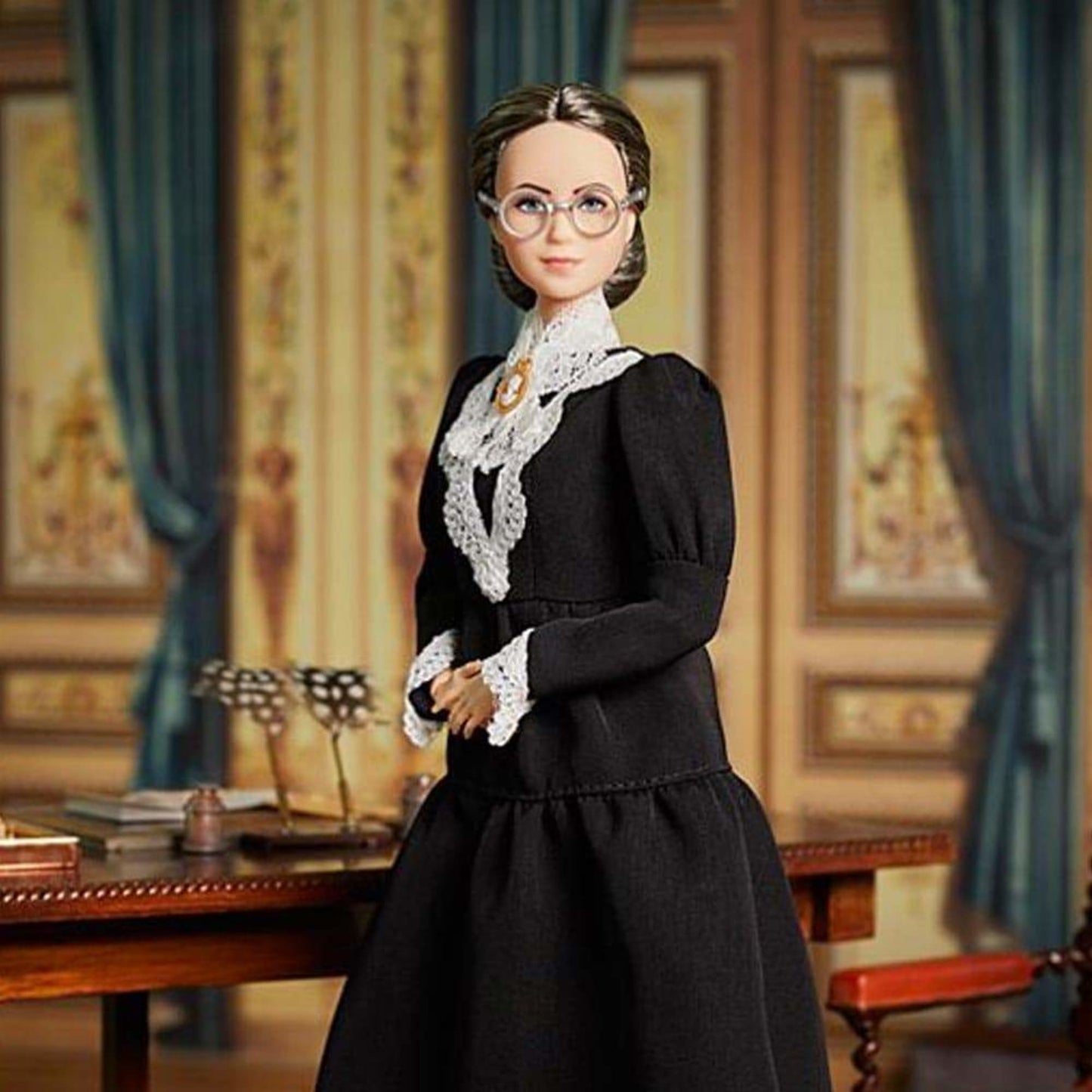 Susan B. Anthony Barbie Inspiring Women Doll - Búp Bê Sưu Tầm Cao Cấp Barbie Signature - Góc nhìn khác 3