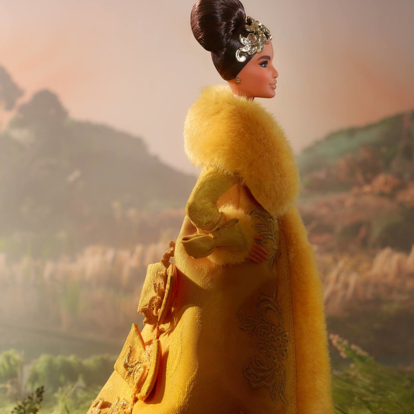 Guo Pei Barbie Doll Wearing Golden-Yellow Gown - Búp bê Sưu tầm Cao cấp Barbie Signature