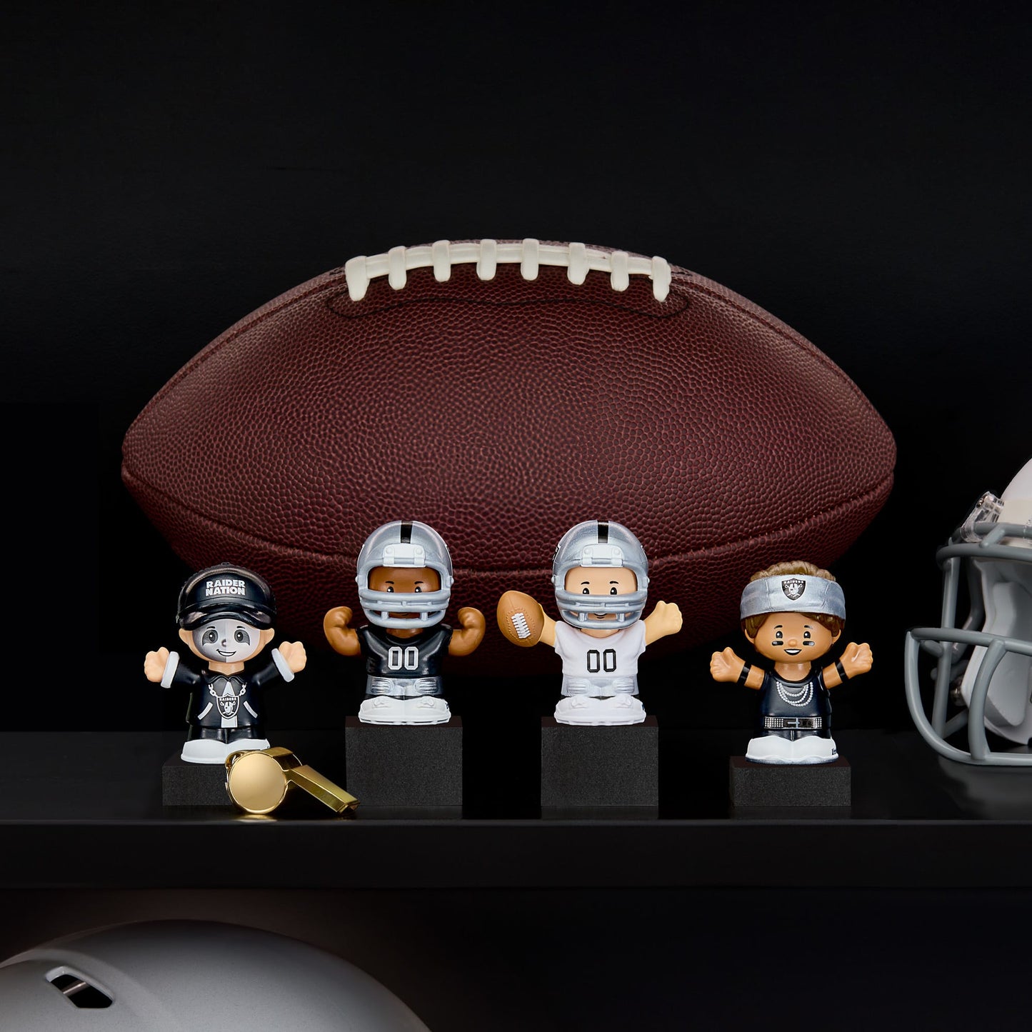 Little People Collector x NFL Las Vegas Raiders Set - Bộ Mô Hình Cầu Thủ & Cổ Động Viên NFL Mattel Fisher-Price - Hình ảnh chi tiết 2