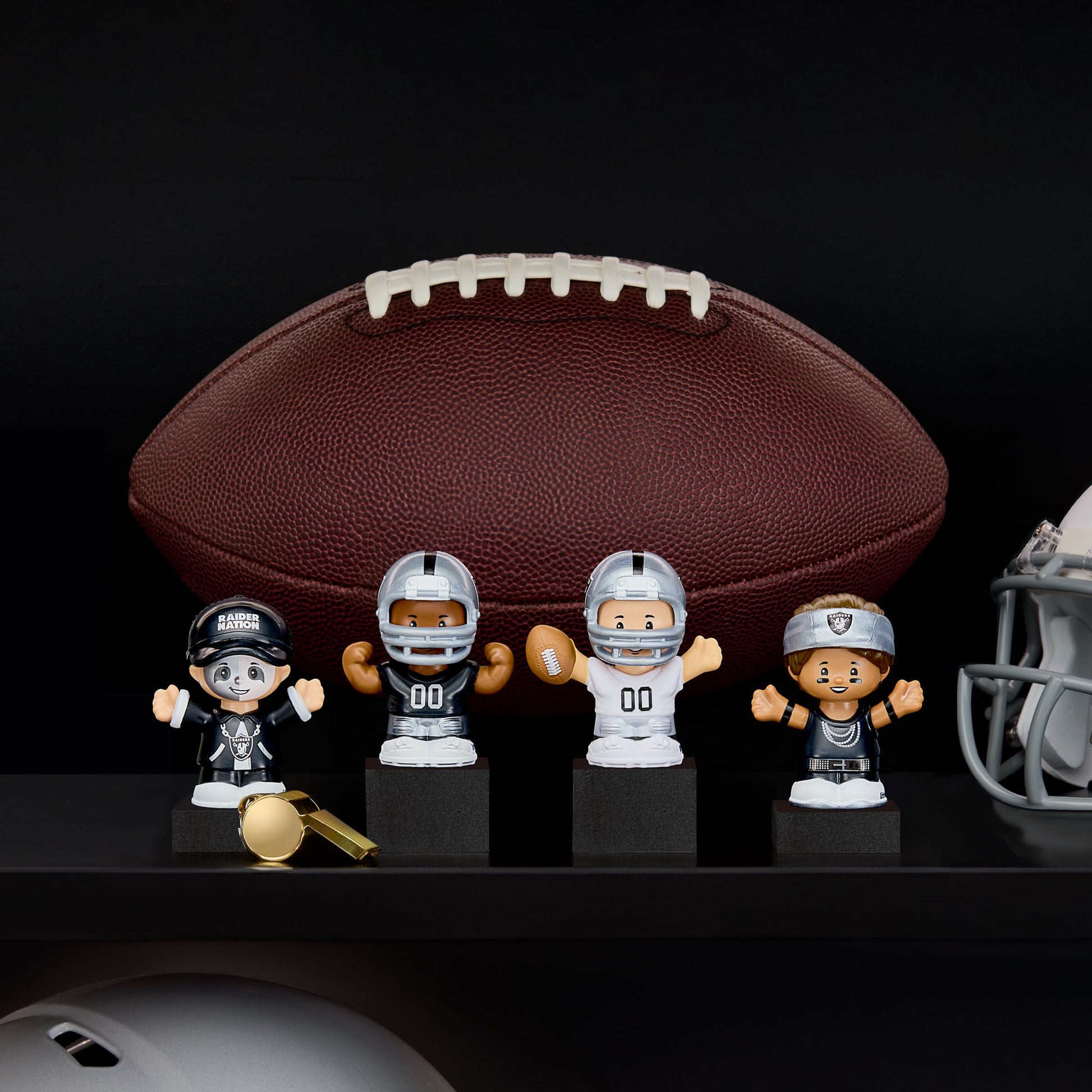 Little People Collector x NFL Las Vegas Raiders Set - Bộ Mô Hình Cầu Thủ & Cổ Động Viên NFL Mattel Fisher-Price - Hình ảnh chi tiết 2