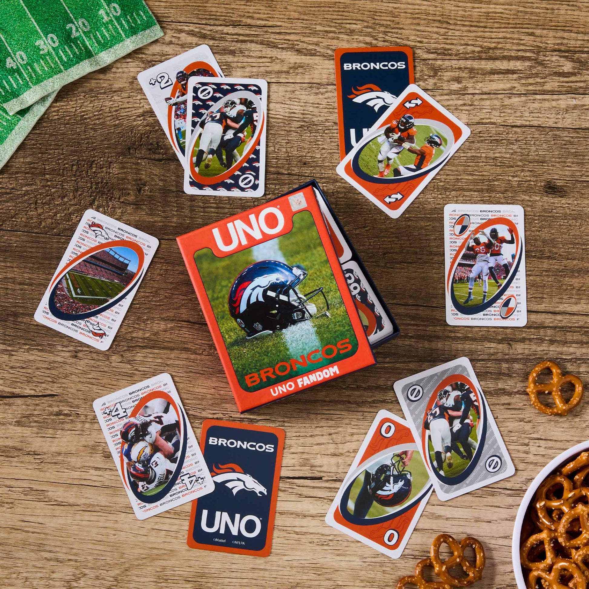 UNO Fandom NFL Denver Broncos Game Deck - Trò Chơi Thẻ Bài Bóng Bầu Dục - Mattel - Góc nhìn khác 3
