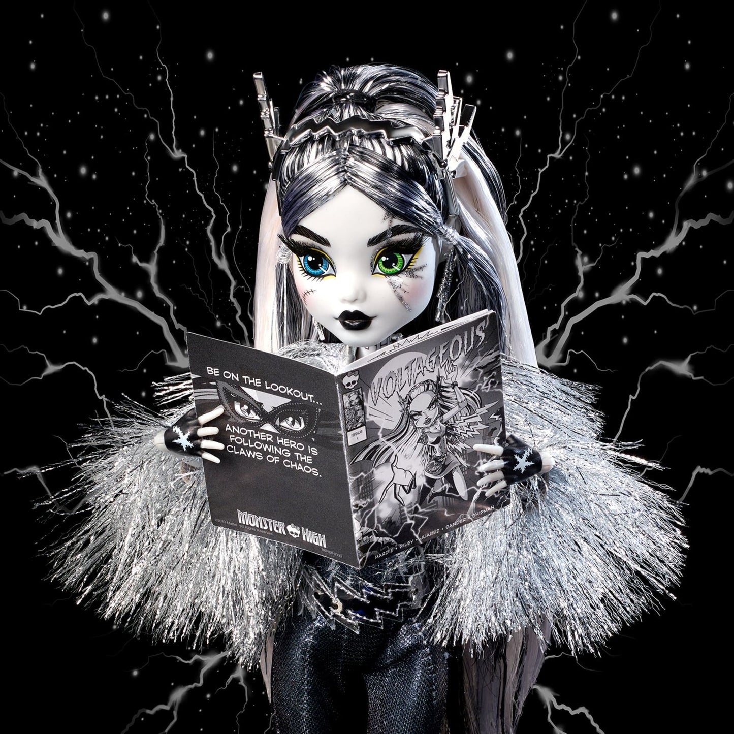 Monster High Voltageous Frankie Stein Reproduction Doll - Búp Bê Siêu Anh Hùng Trắng Đen Mattel HHR59 - Hình ảnh bổ sung 4