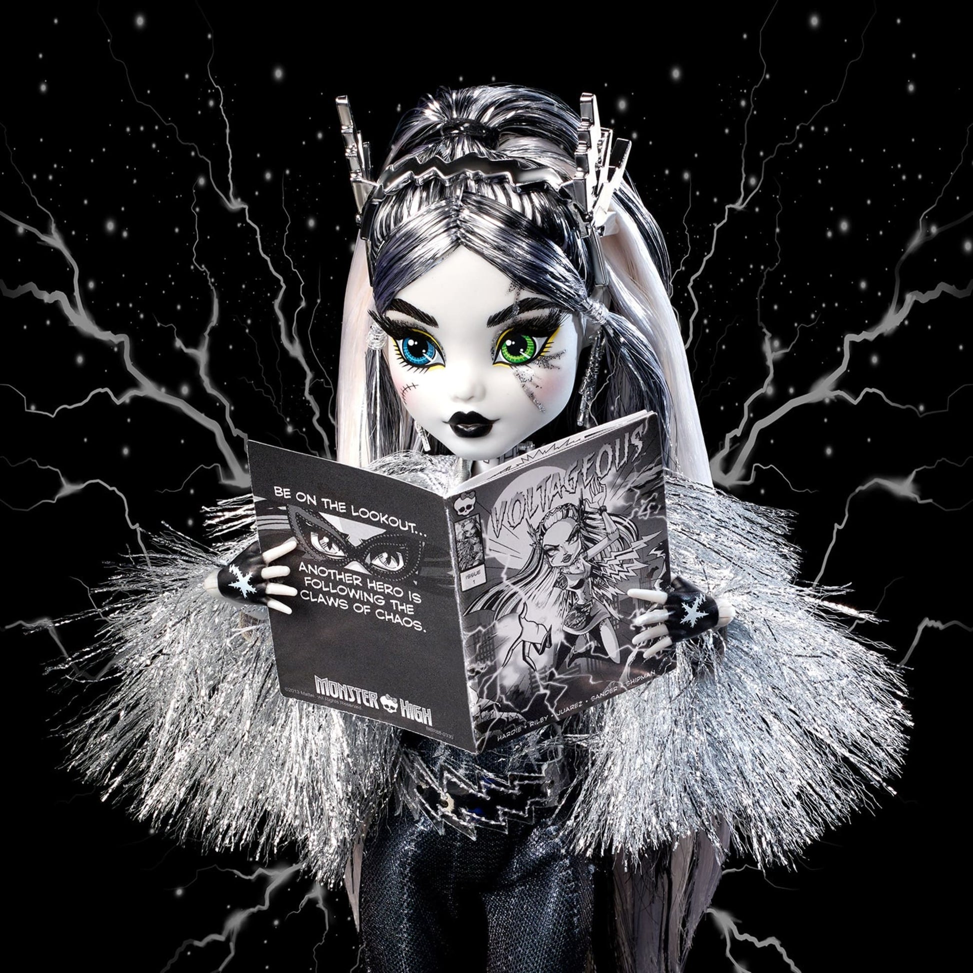 Monster High Voltageous Frankie Stein Reproduction Doll - Búp Bê Siêu Anh Hùng Trắng Đen Mattel HHR59 - Hình ảnh bổ sung 4