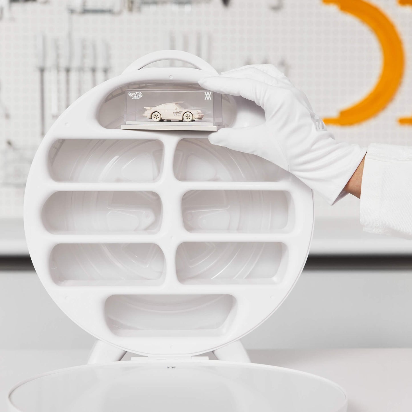 Hot Wheels x Daniel Arsham Complete Car and Rally Case Set - Bộ Sưu Tập Xe Mô Hình Nghệ Thuật Cao Cấp - Mattel Creations