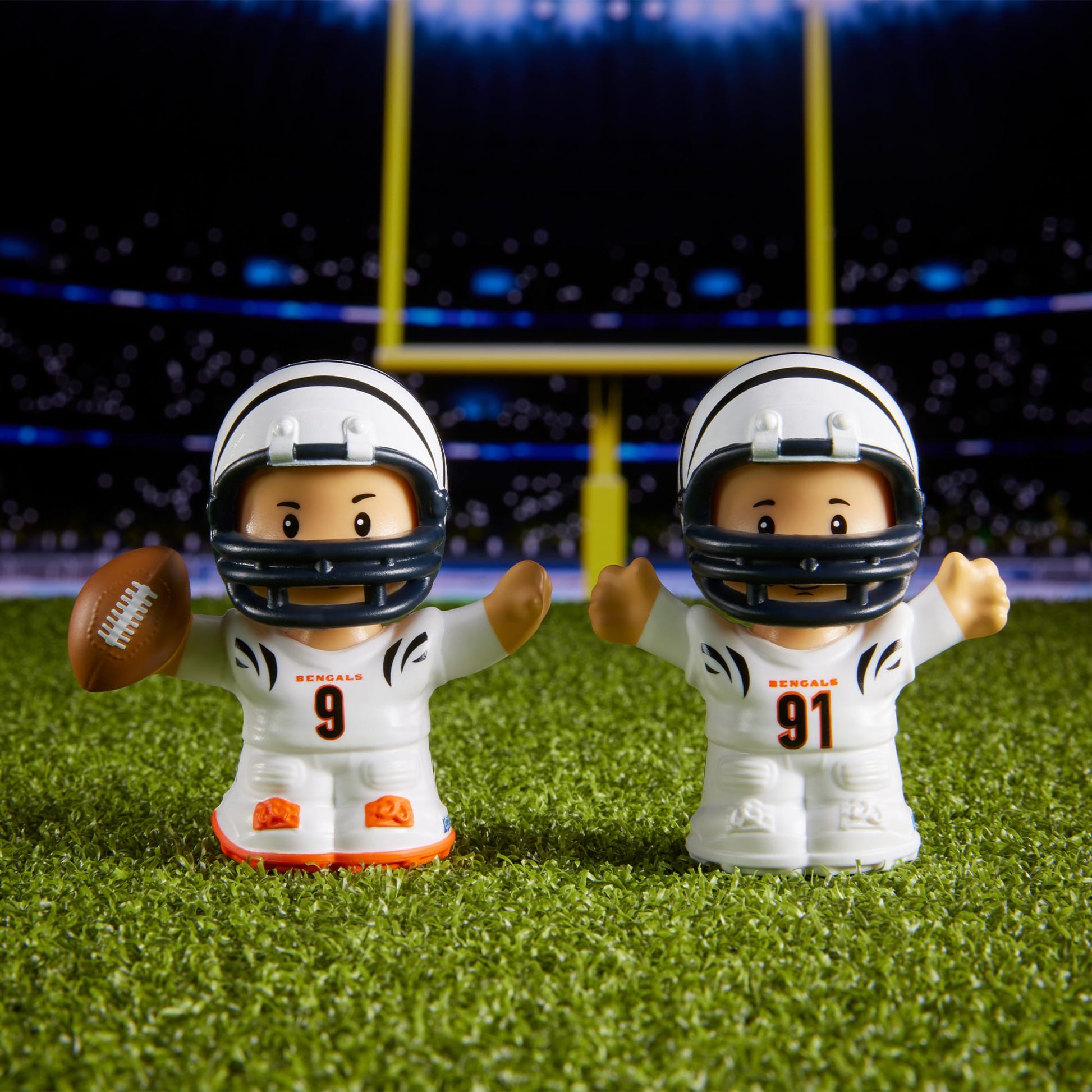 Little People Collector Cincinnati Bengals Alternate Jersey Figure Set - Bộ Mô Hình Cầu Thủ NFL Sưu Tầm Mattel - Góc nhìn khác 3