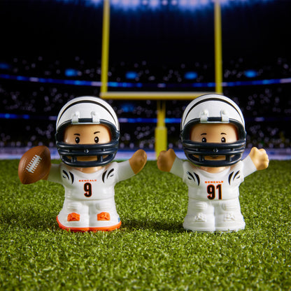 Little People Collector Cincinnati Bengals Alternate Jersey Figure Set - Bộ Mô Hình Cầu Thủ NFL Sưu Tầm Mattel - Góc nhìn khác 3