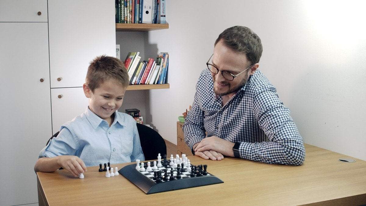 Millennium Chess Computer - Chess Genius NEW Edition | Máy Chơi Cờ Vua Điện Tử Thông Minh Millennium - Góc nhìn khác 3