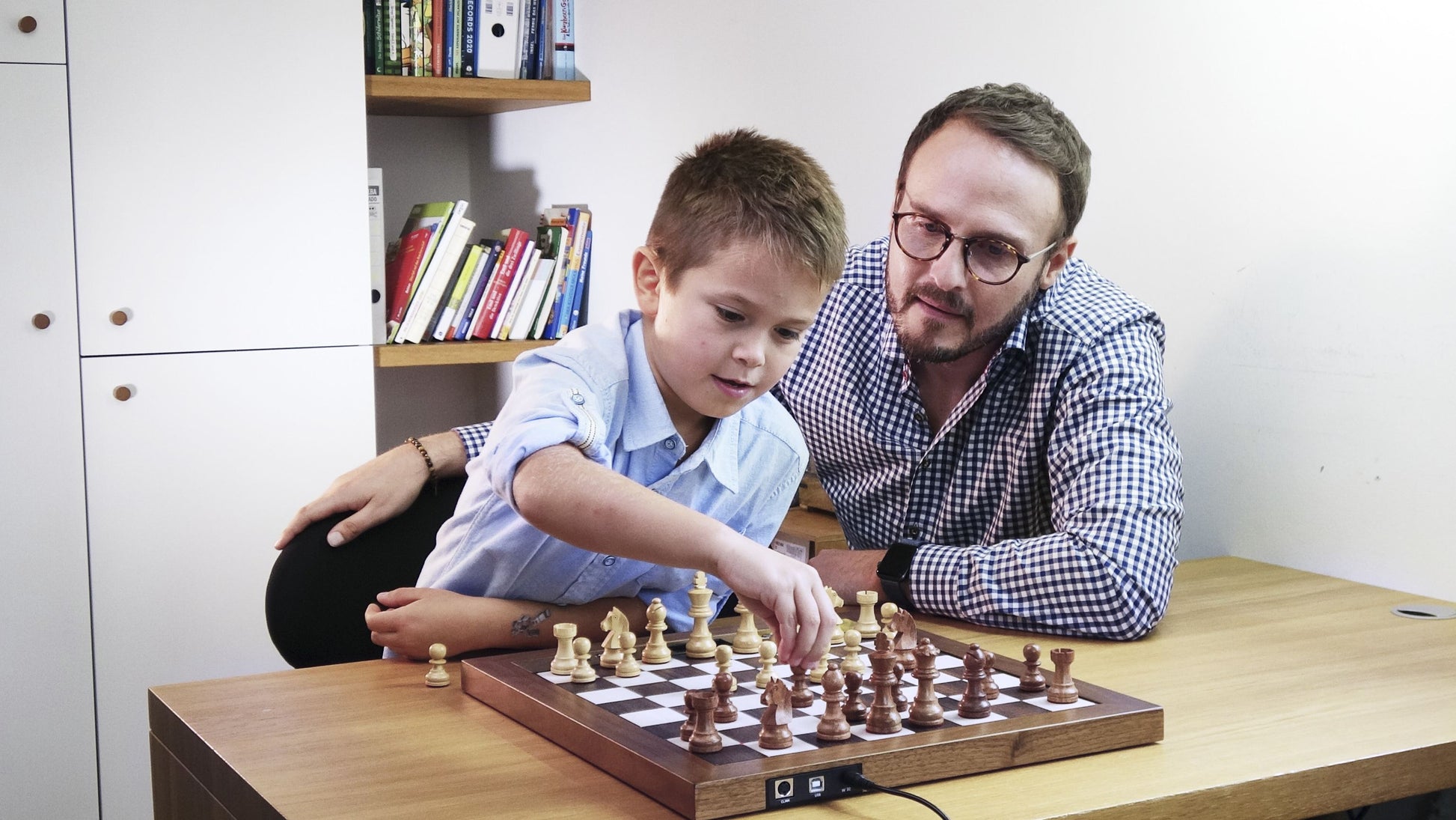 Millennium Chess Computer - The King Performance - Máy Tính Cờ Vua Điện Tử Gỗ Millennium - Hình ảnh chi tiết 2