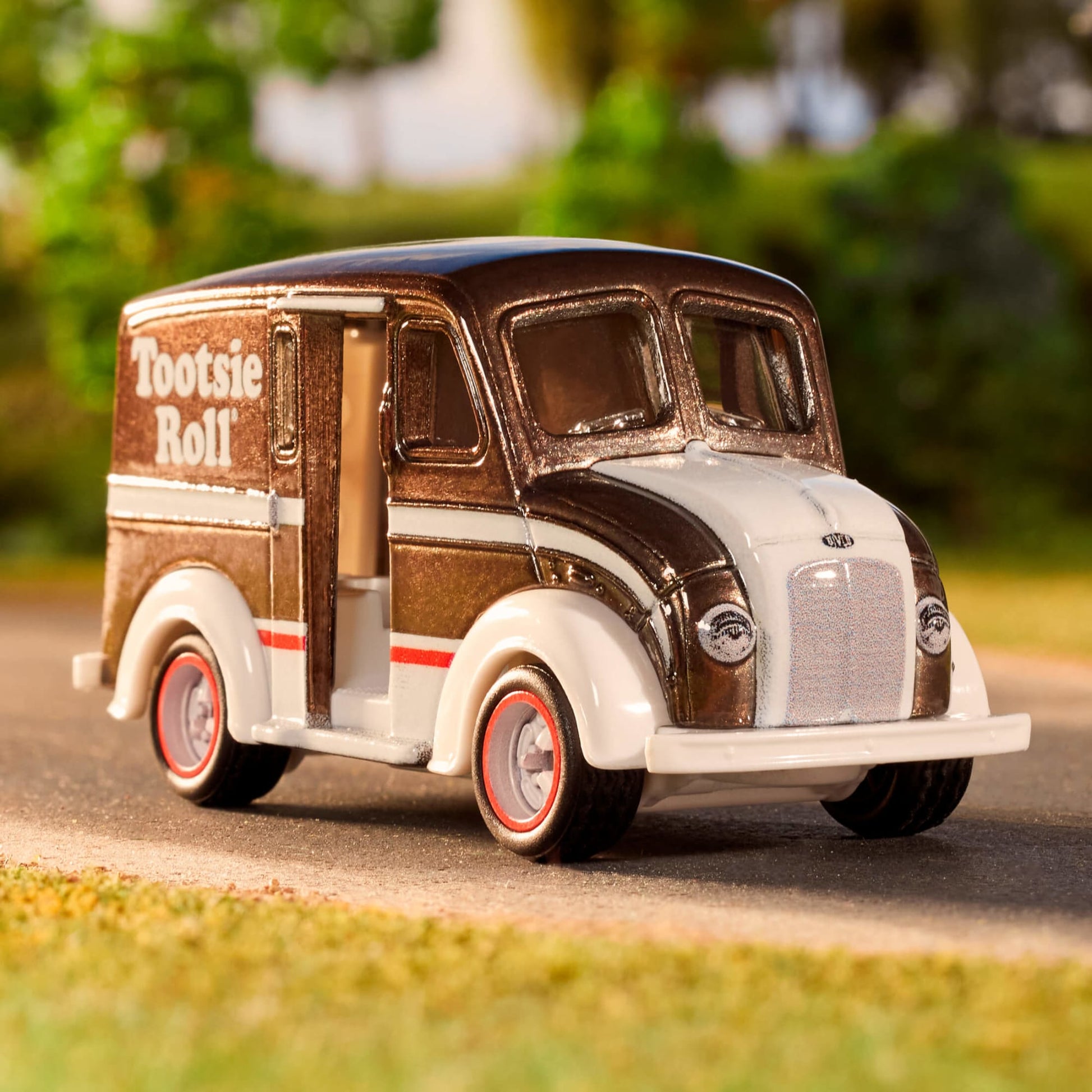 Matchbox Tootsie Roll Divco Milk Truck - Xe Tải Sữa Mô Hình Sưu Tầm Matchbox HJW62 - Hình ảnh chi tiết 2