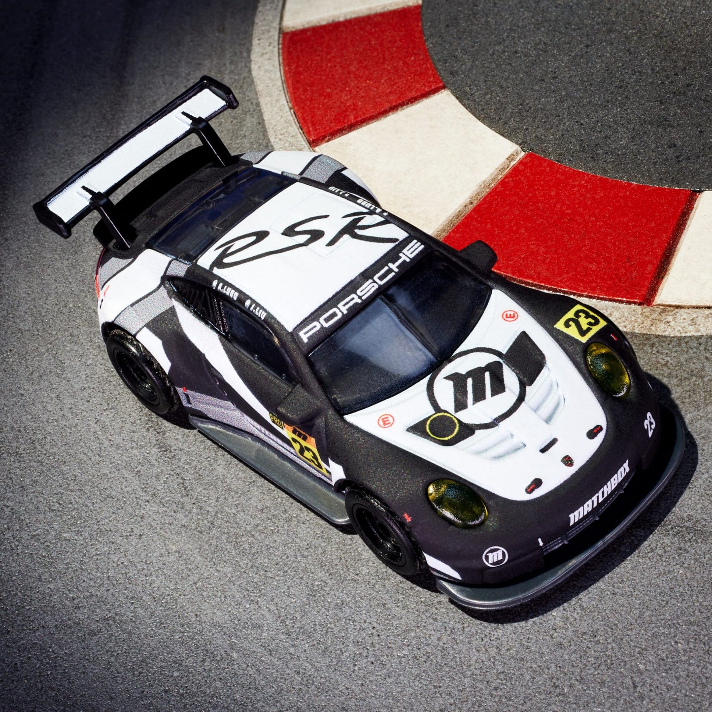 Matchbox Porsche 911 RSR - Mô Hình Xe Đua Die-cast Cao Cấp 1:64 - Hình ảnh bổ sung 9