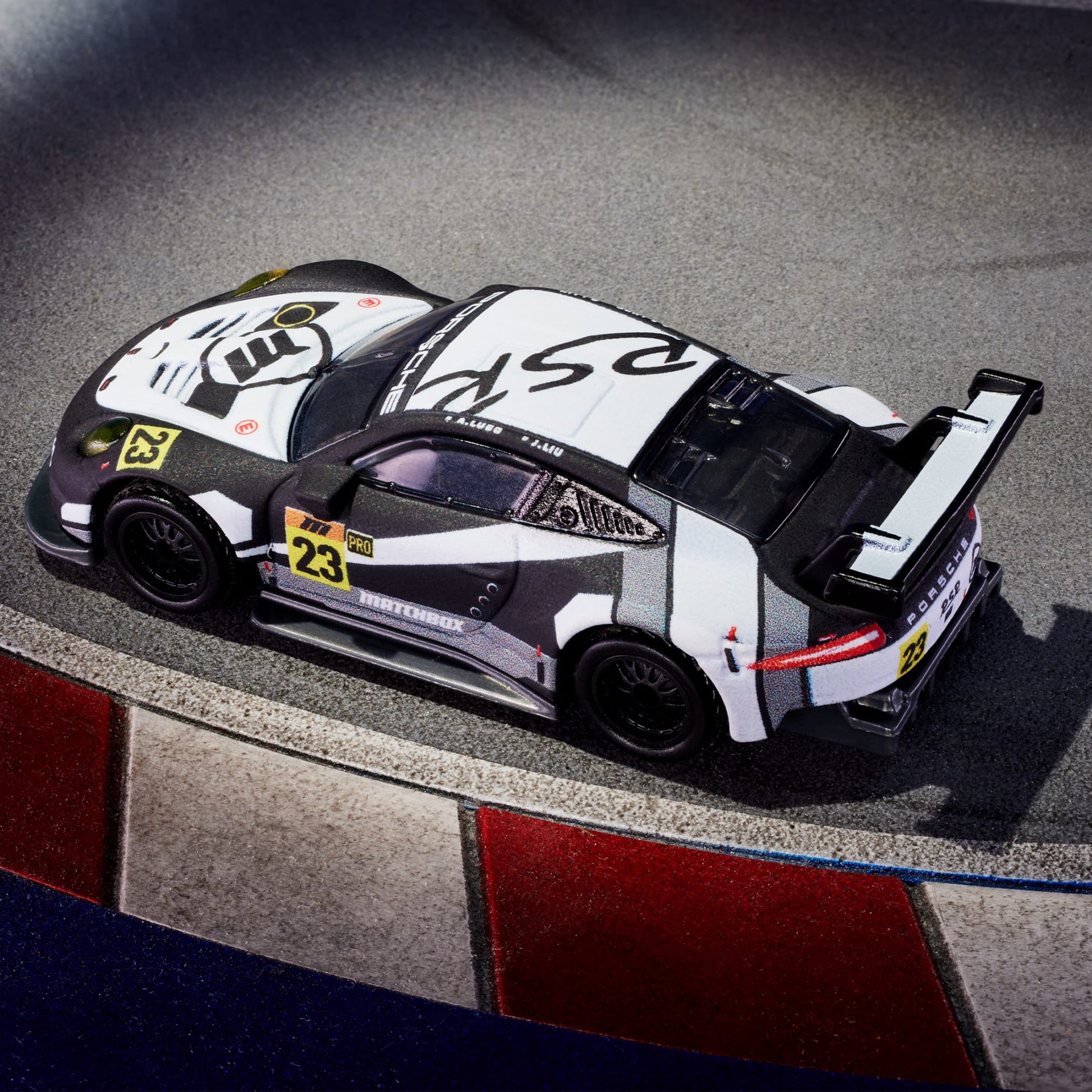 Matchbox Porsche 911 RSR - Mô Hình Xe Đua Die-cast Cao Cấp 1:64 - Hình ảnh bổ sung 8
