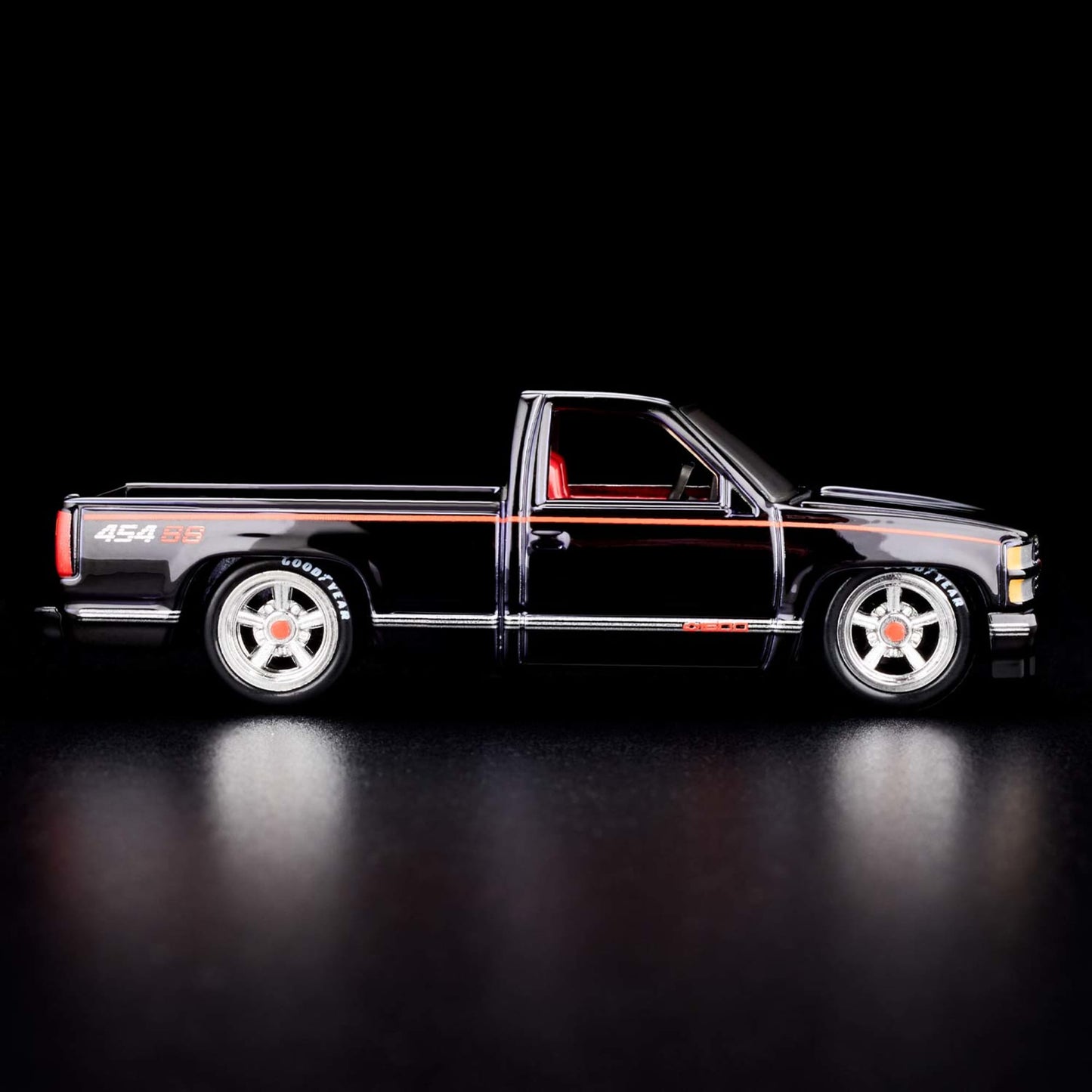RLC Exclusive 1990 Chevy 454 SS Xe Mô Hình Bán Tải 1:64 Hot Wheels Red Line Club - Góc nhìn khác 3