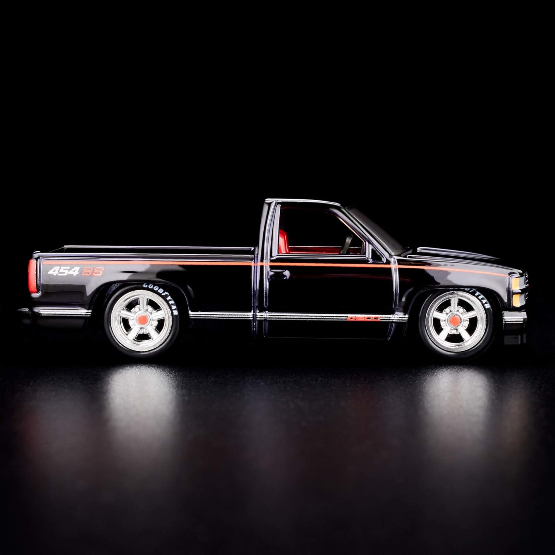 RLC Exclusive 1990 Chevy 454 SS Xe Mô Hình Bán Tải 1:64 Hot Wheels Red Line Club - Góc nhìn khác 3