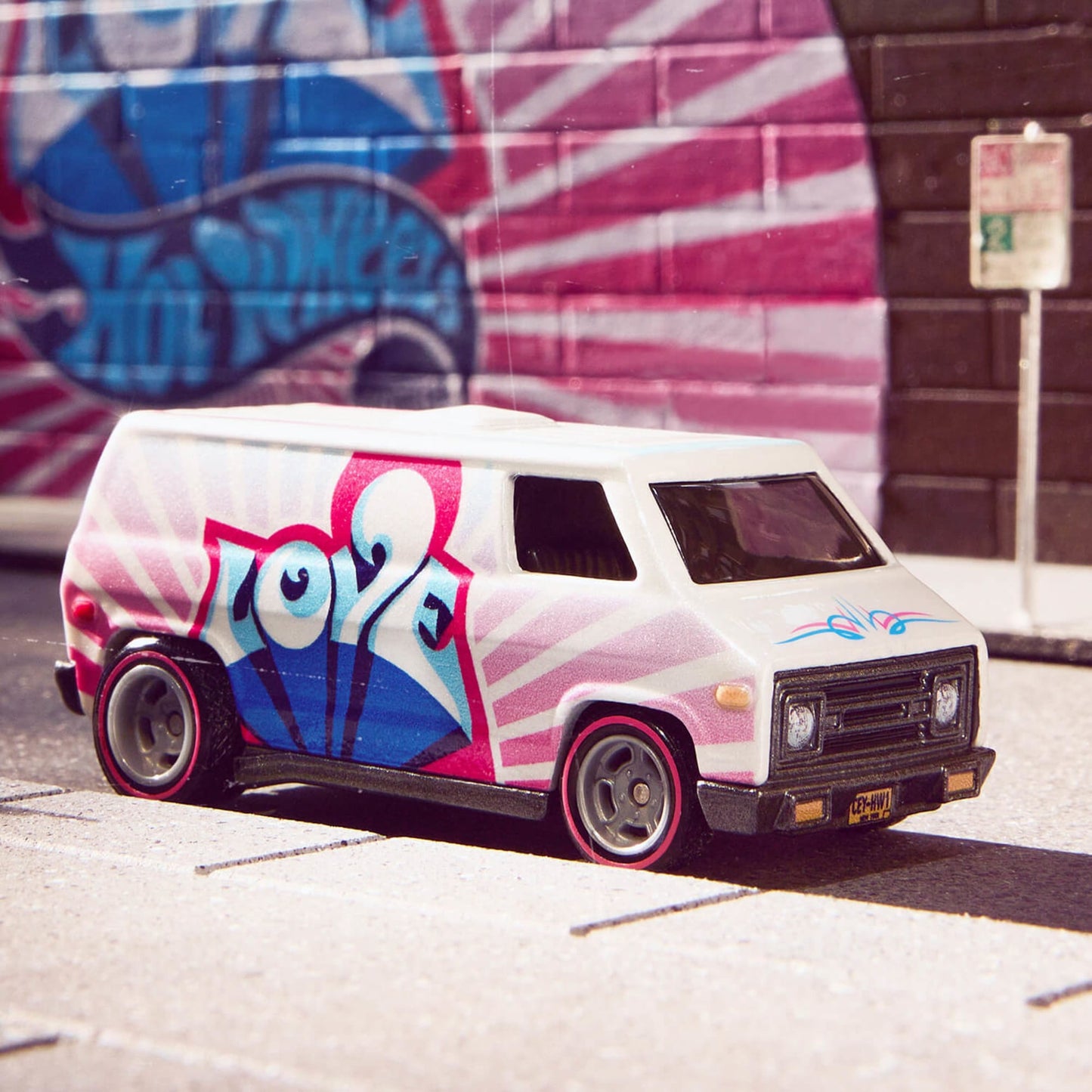 Hot Wheels Cey Adams “LOVE” 70’s Van - Xe Mô Hình Sưu Tầm Die-cast - Hình ảnh chi tiết 2