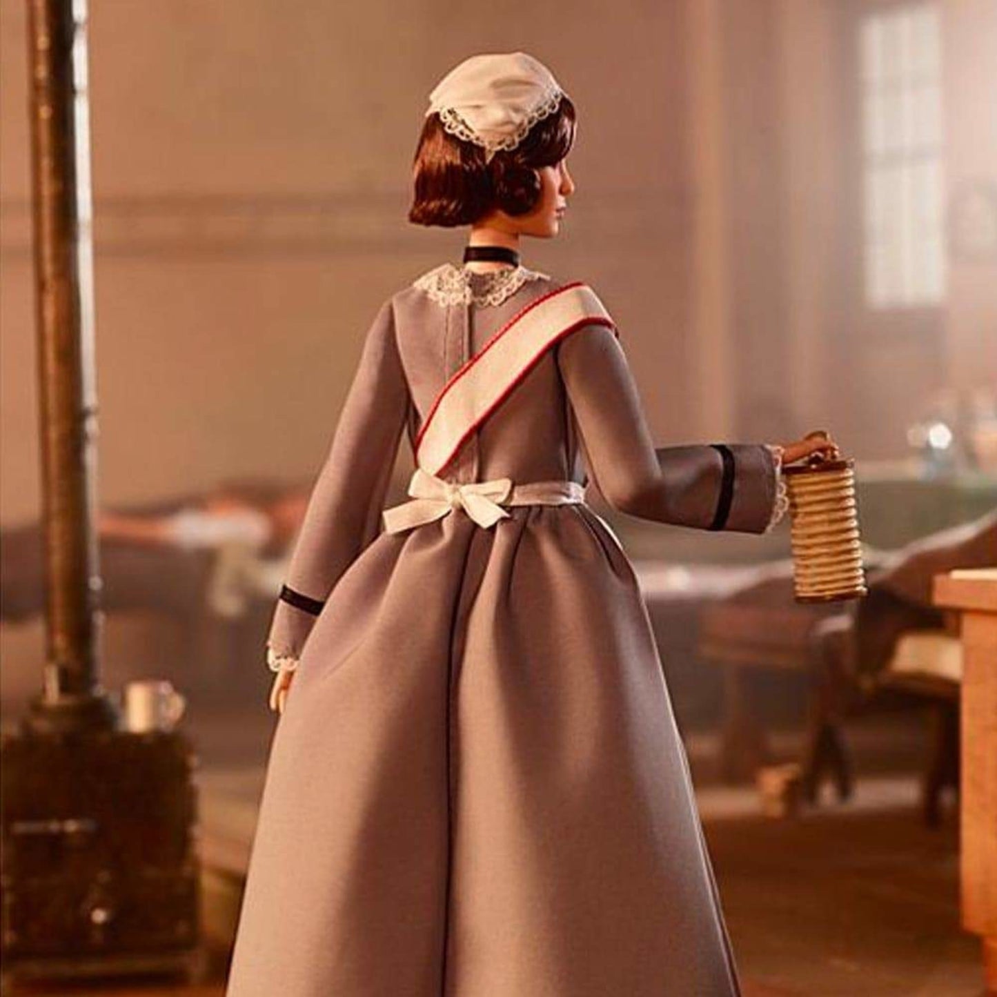 Florence Nightingale Barbie Inspiring Women Doll - Búp Bê Sưu Tầm Chính Hãng Mattel Signature - Hình ảnh bổ sung 4