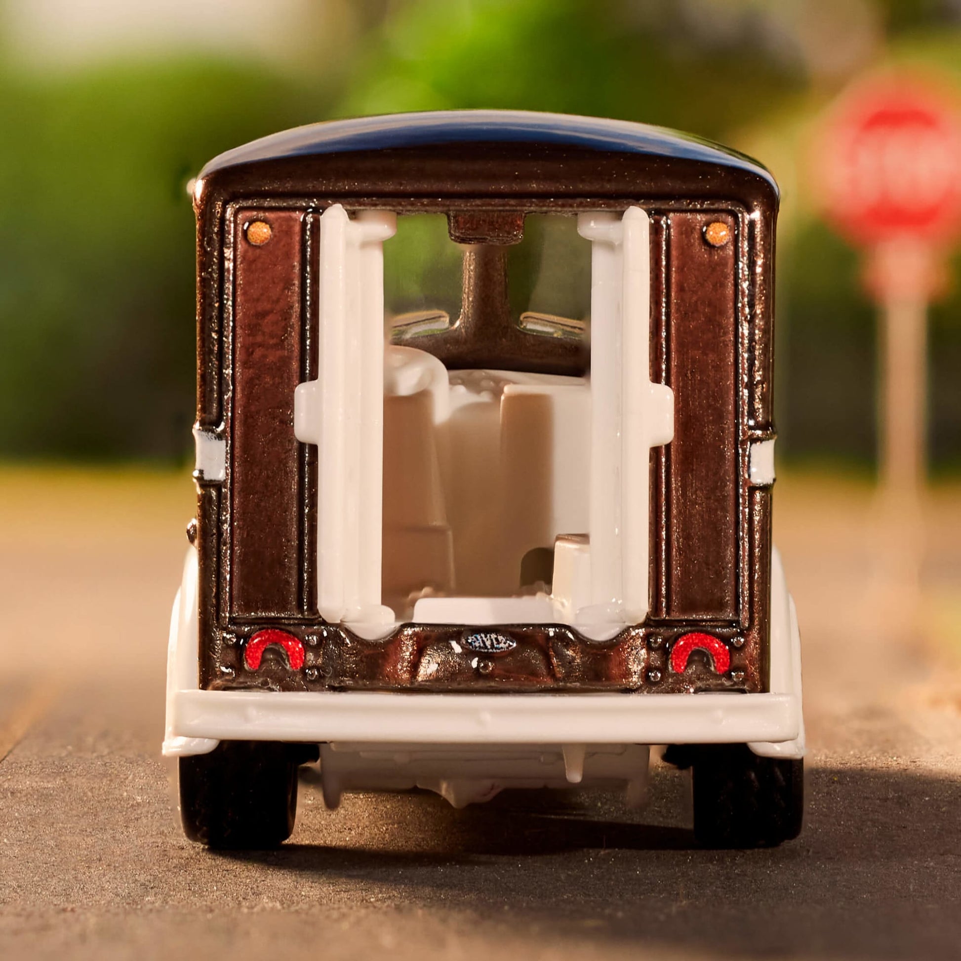 Matchbox Tootsie Roll Divco Milk Truck - Xe Tải Sữa Mô Hình Sưu Tầm Matchbox HJW62 - Hình ảnh bổ sung 6