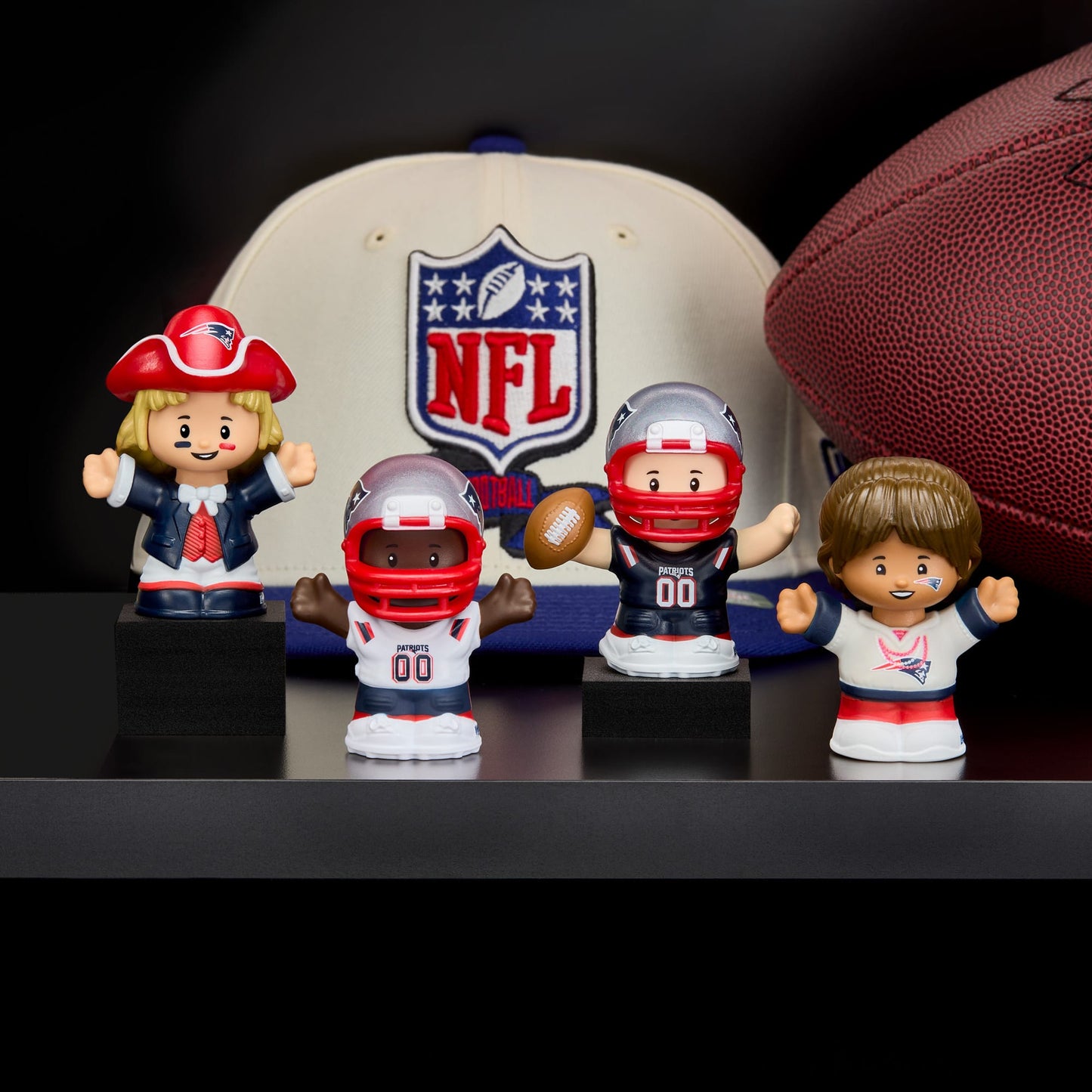 Little People Collector x NFL New England Patriots Set - Bộ Mô Hình Đồ Chơi Sưu Tầm NFL Mattel HND12 - Góc nhìn khác 3