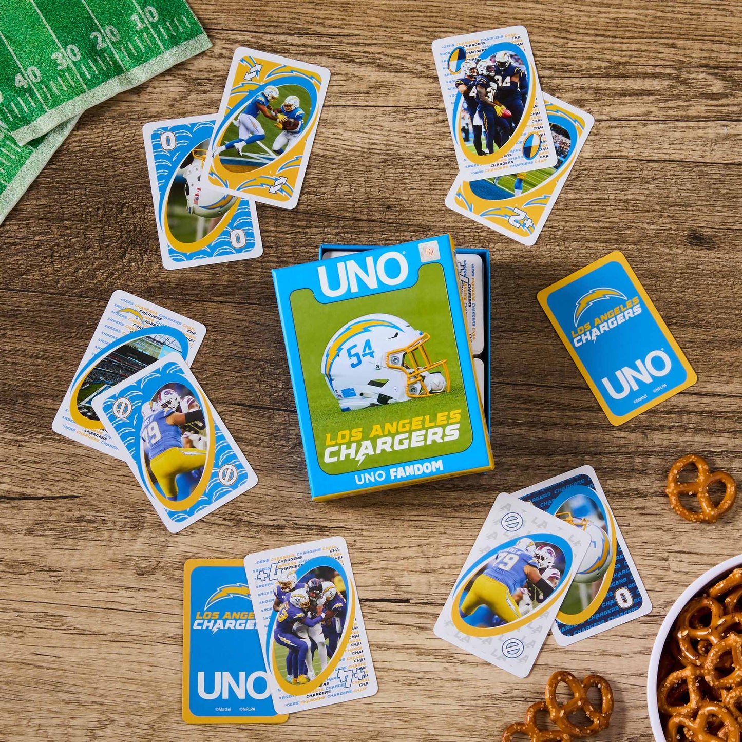 UNO Fandom NFL Los Angeles Chargers Game Deck - Bộ Bài Thẻ Bài Sưu Tầm Mattel - Góc nhìn khác 3
