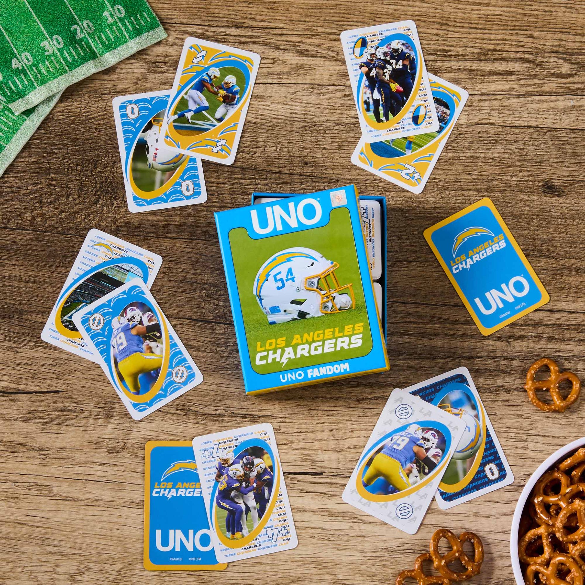 UNO Fandom NFL Los Angeles Chargers Game Deck - Bộ Bài Thẻ Bài Sưu Tầm Mattel - Góc nhìn khác 3