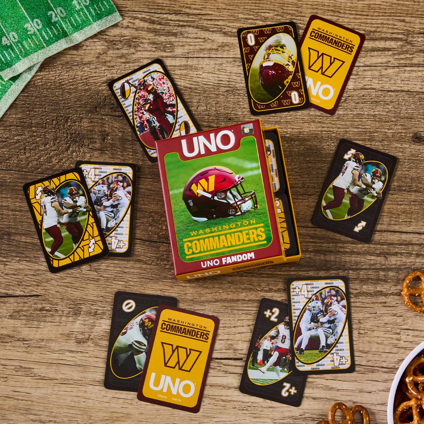 UNO Fandom NFL Washington Commanders Game Deck - Bộ Bài Thẻ Bài Thể Thao NFL Mattel JDK13 - Góc nhìn khác 3