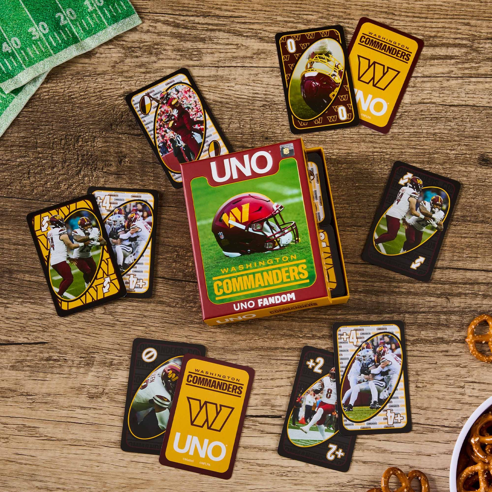 UNO Fandom NFL Washington Commanders Game Deck - Bộ Bài Thẻ Bài Thể Thao NFL Mattel JDK13 - Góc nhìn khác 3