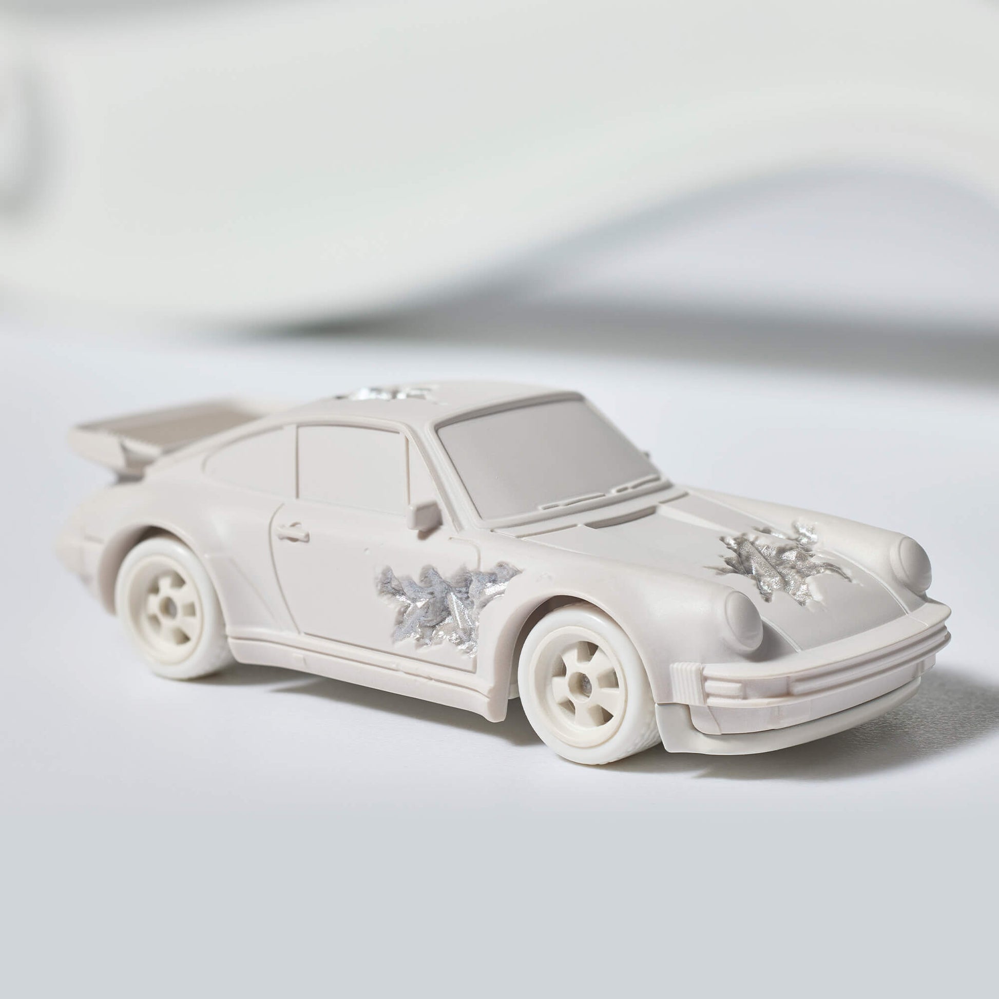 Hot Wheels x Daniel Arsham Eroded Porsche 930 and Rally Case - Xe Mô Hình Porsche Nghệ Thuật Cao Cấp Mattel - Hình ảnh bổ sung 5