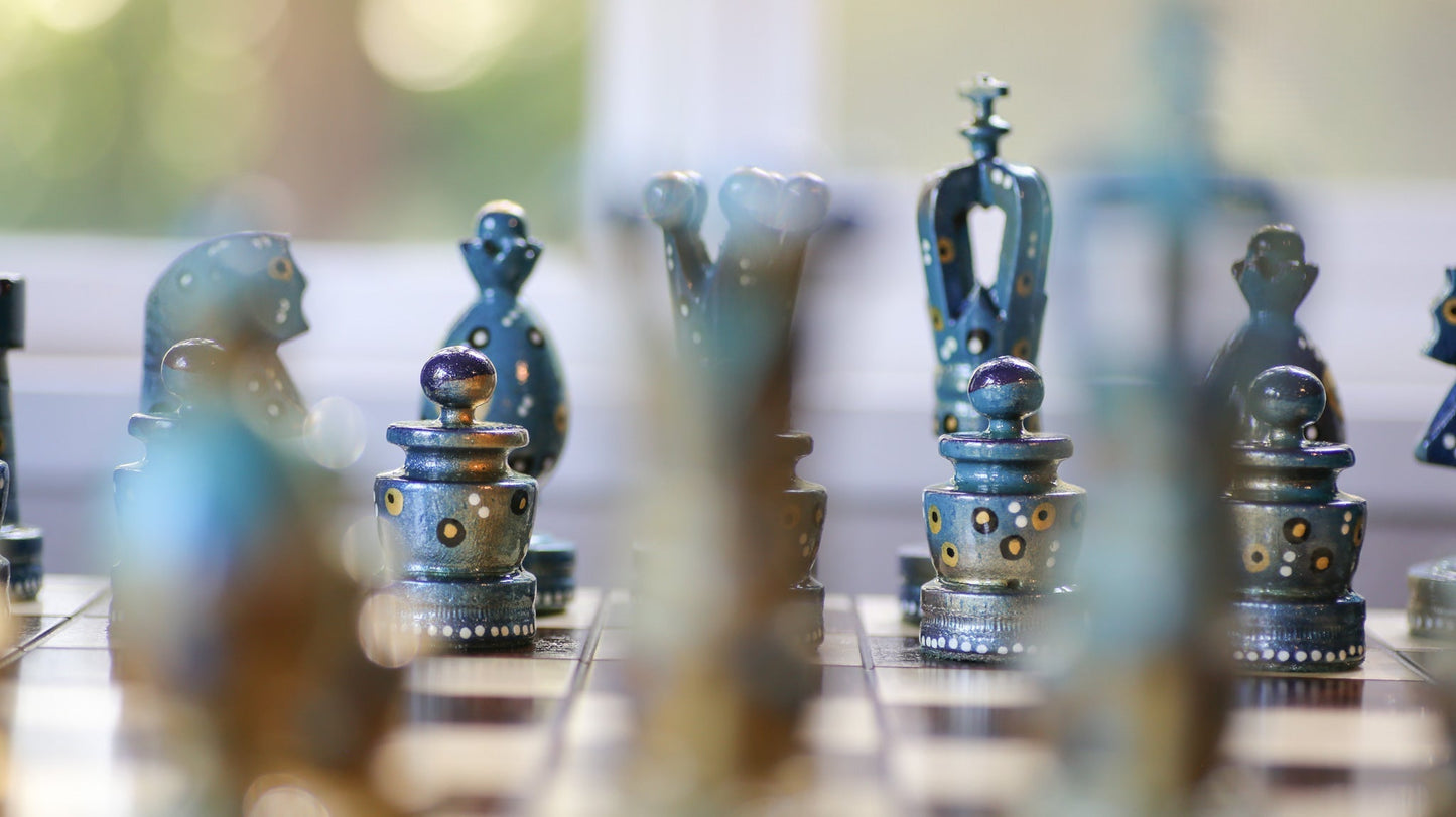 The Steady Riser - Sydney Gruber Painted 20" Large King's Inlaid Chess Set #9 - Bộ Cờ Vua Gỗ Vẽ Tay Nghệ Thuật - Hình ảnh bổ sung 4