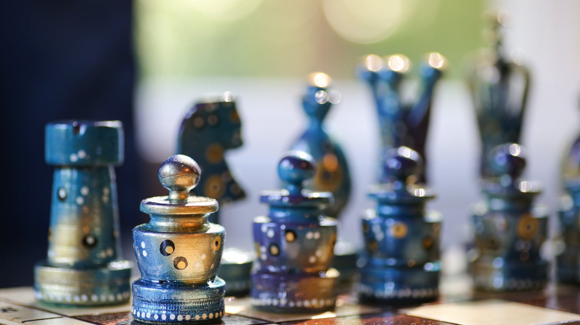 The Steady Riser - Sydney Gruber Painted 20" Large King's Inlaid Chess Set #9 - Bộ Cờ Vua Gỗ Vẽ Tay Nghệ Thuật - Hình ảnh bổ sung 7