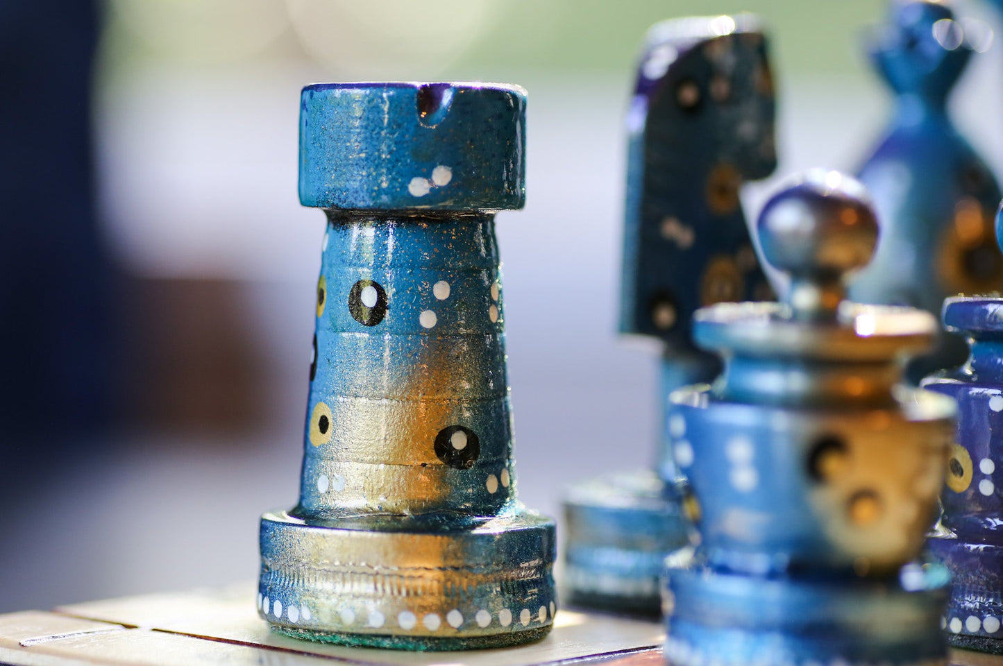 The Steady Riser - Sydney Gruber Painted 20" Large King's Inlaid Chess Set #9 - Bộ Cờ Vua Gỗ Vẽ Tay Nghệ Thuật - Hình ảnh bổ sung 8