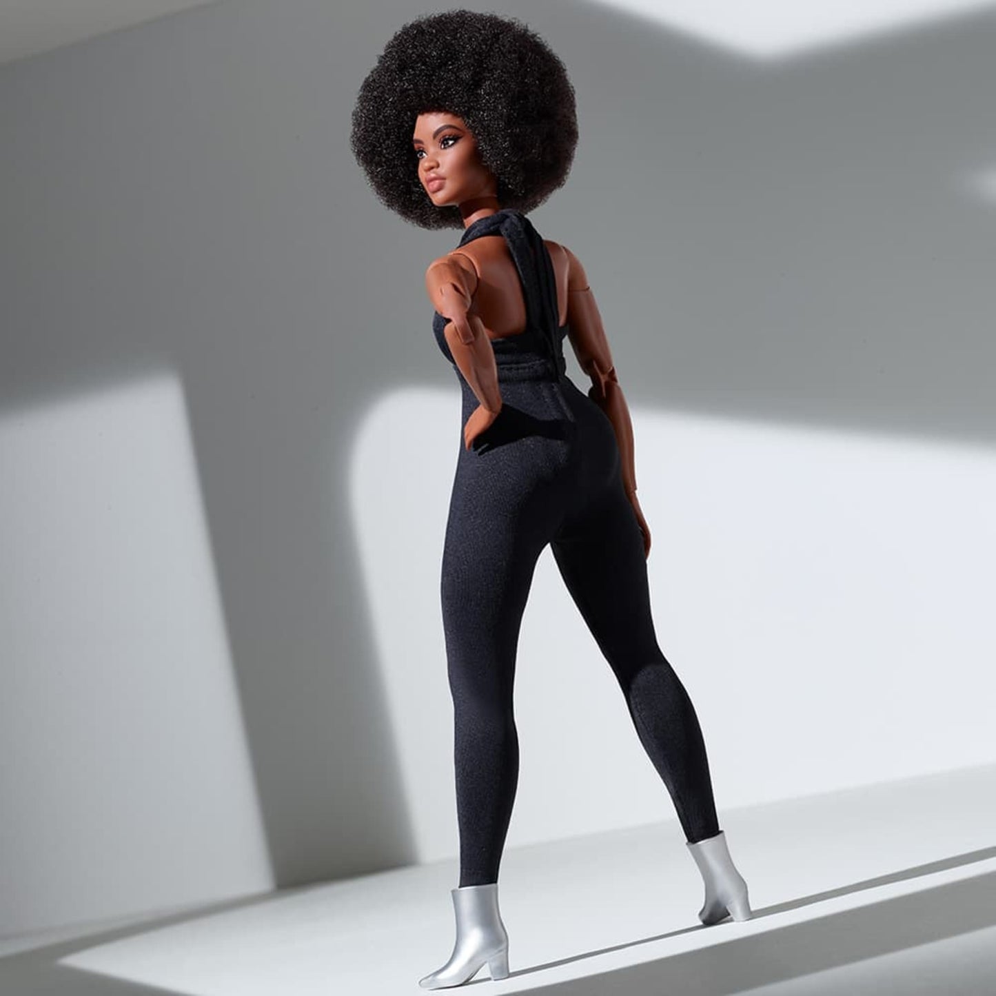 Barbie Looks Doll (Curvy, Brunette) Búp Bê Thời Trang Khớp Nối Linh Hoạt Barbie Signature GTD91 - Góc nhìn khác 3