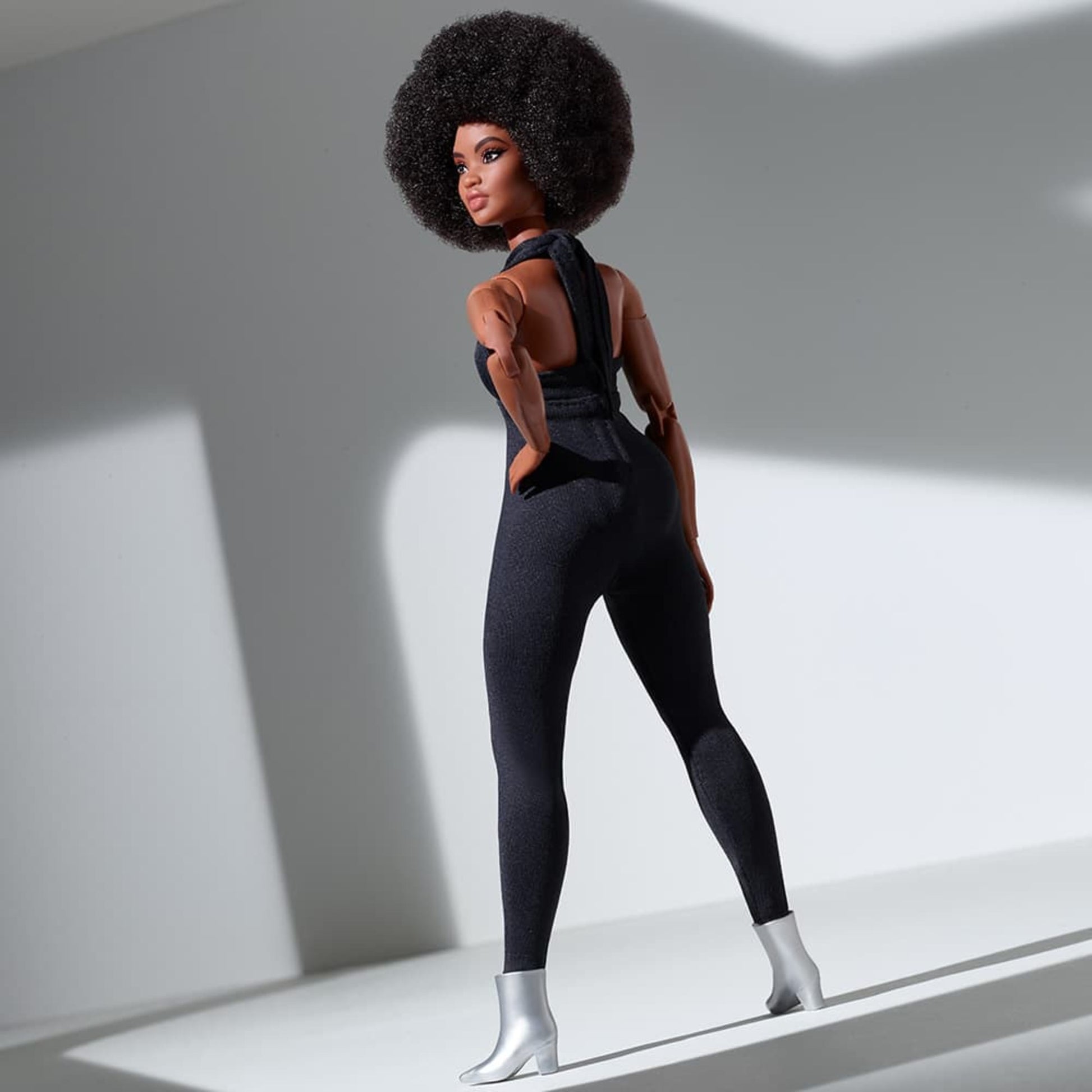Barbie Looks Doll (Curvy, Brunette) Búp Bê Thời Trang Khớp Nối Linh Hoạt Barbie Signature GTD91 - Góc nhìn khác 3