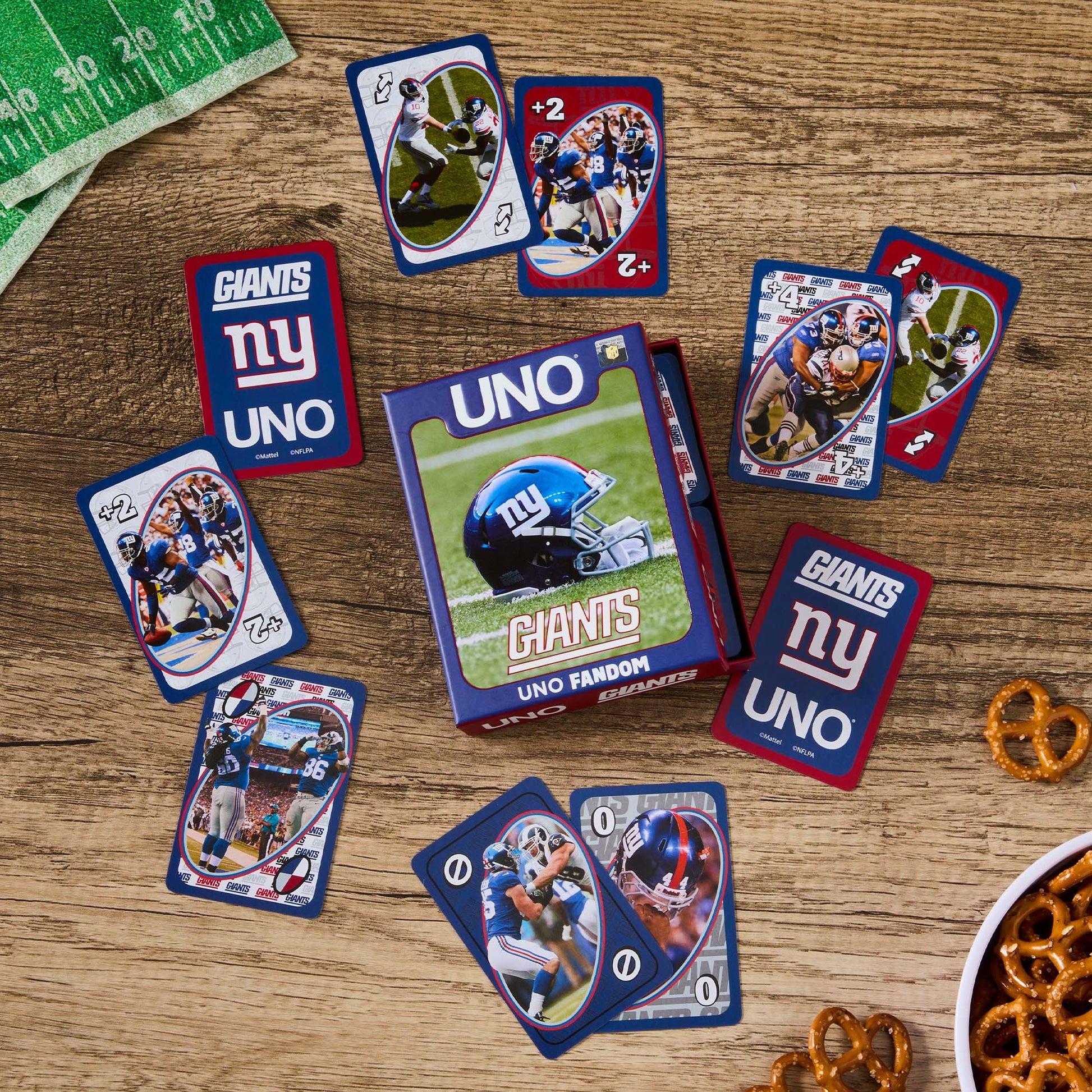 UNO Fandom NFL New York Giants Game Deck - Bộ Bài UNO Thể Thao Sưu Tầm Mattel - Góc nhìn khác 3