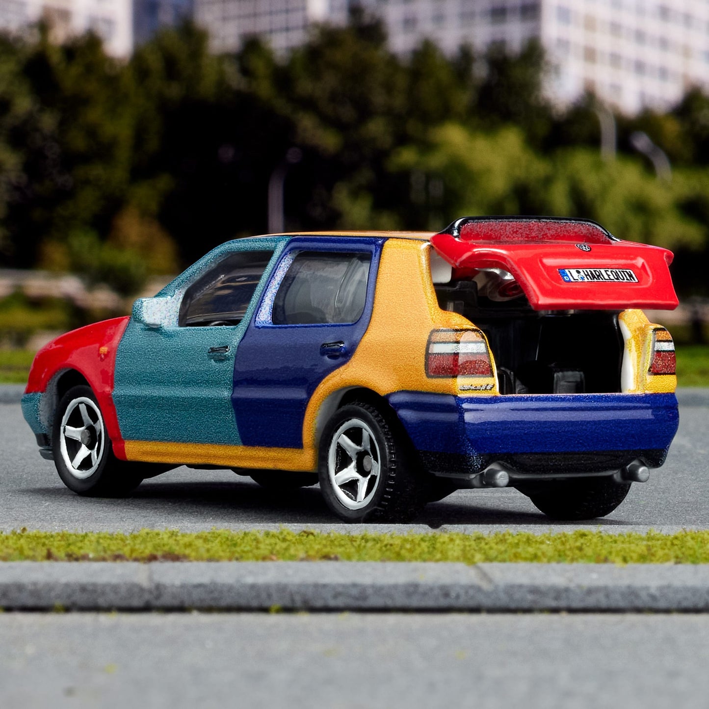 Matchbox 1995 Volkswagen Golf Harlequin - Mô Hình Xe Ô Tô Sưu Tầm Tỉ Lệ 1:64 Matchbox Collectors - Góc nhìn khác 3