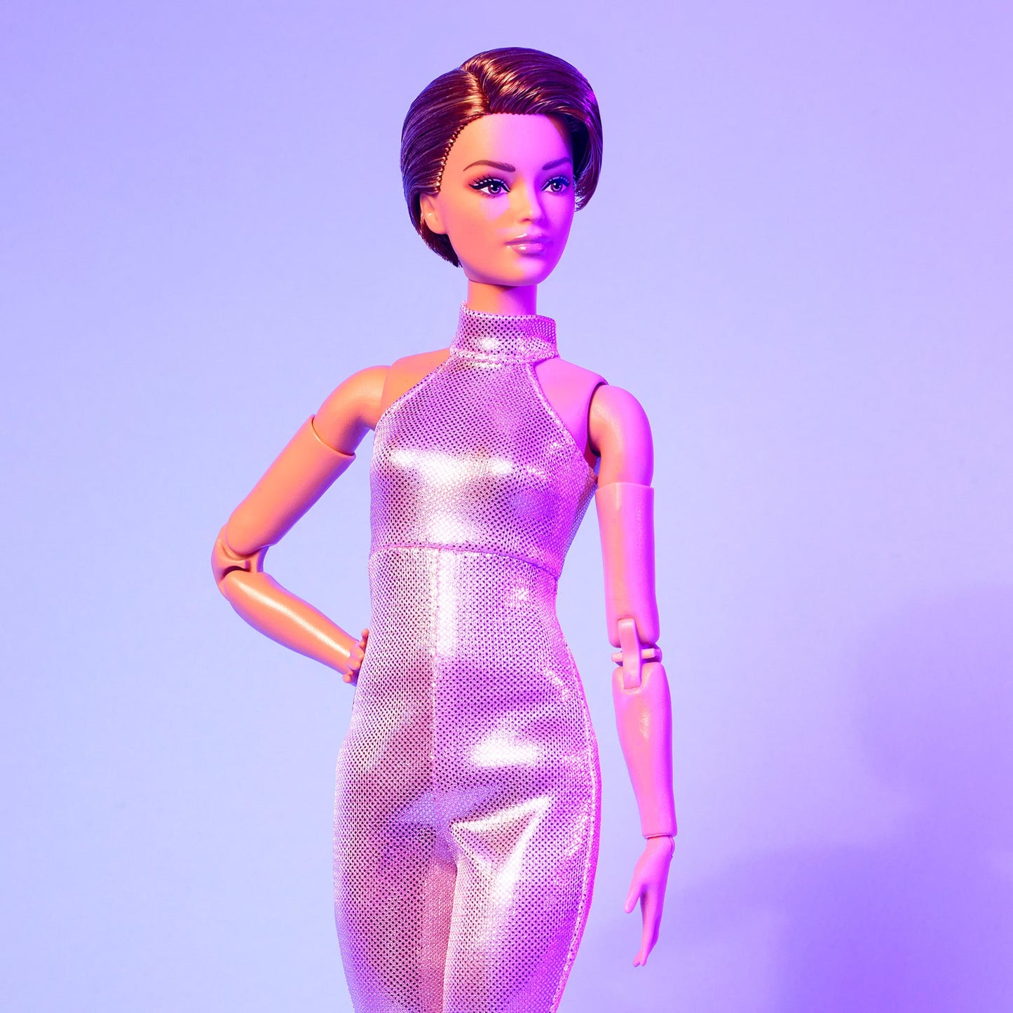 Barbie Looks Doll #22 (Petite, Short Auburn Hair) Búp bê khớp linh hoạt Barbie Signature Mattel HRM14 - Góc nhìn khác 3