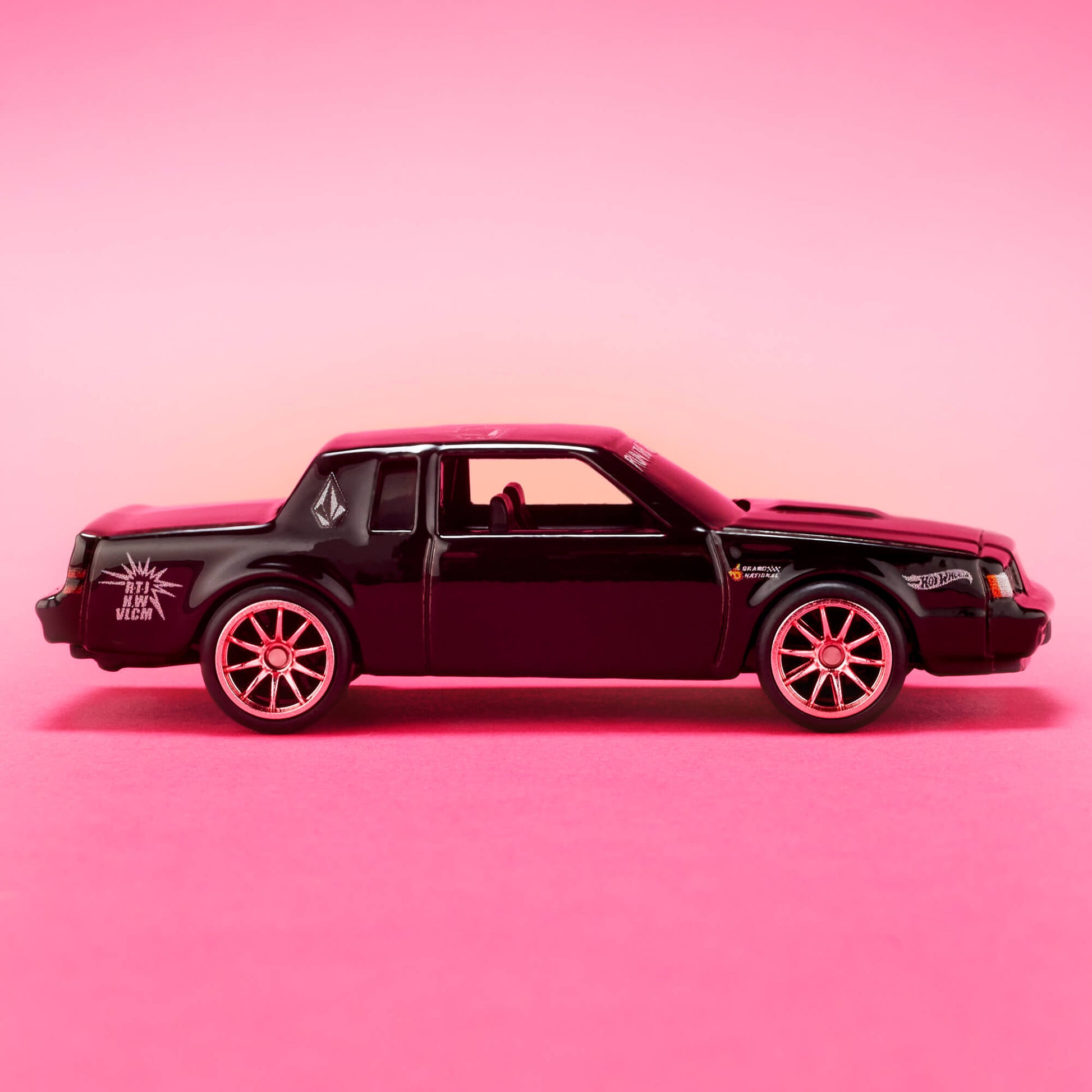 Hot Wheels x Run The Jewels x Volcom '87 Buick Regal GNX - Mô hình xe Die-cast 1:64 - Hot Wheels - Góc nhìn khác 3