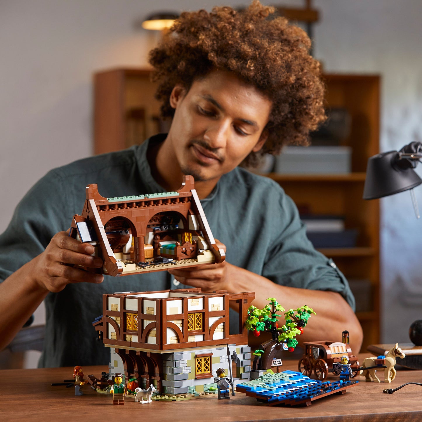 LEGO® Ideas Medieval Blacksmith - Đồ chơi lắp ráp mô hình Thợ rèn Trung cổ (21325) - LEGO LEGO - ảnh 2 - Lego