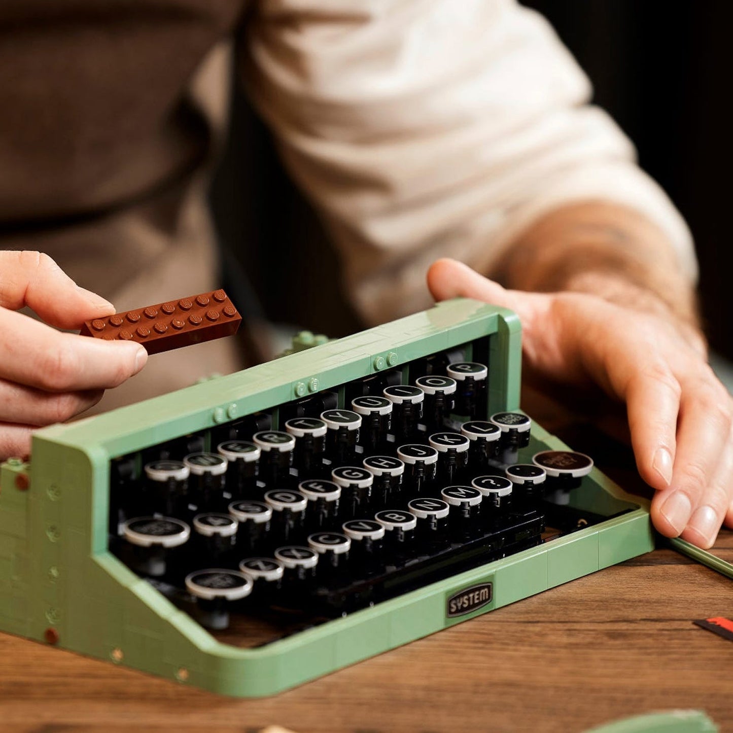 LEGO® Ideas Typewriter - Bộ Lắp Ráp Máy Đánh Chữ Cổ Điển - LEGO 21327