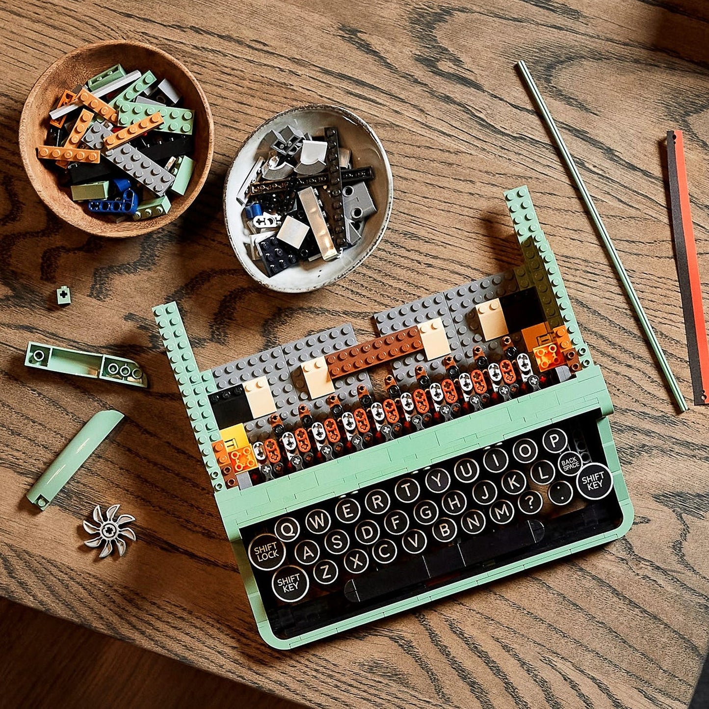 LEGO® Ideas Typewriter - Bộ Lắp Ráp Máy Đánh Chữ Cổ Điển - LEGO 21327