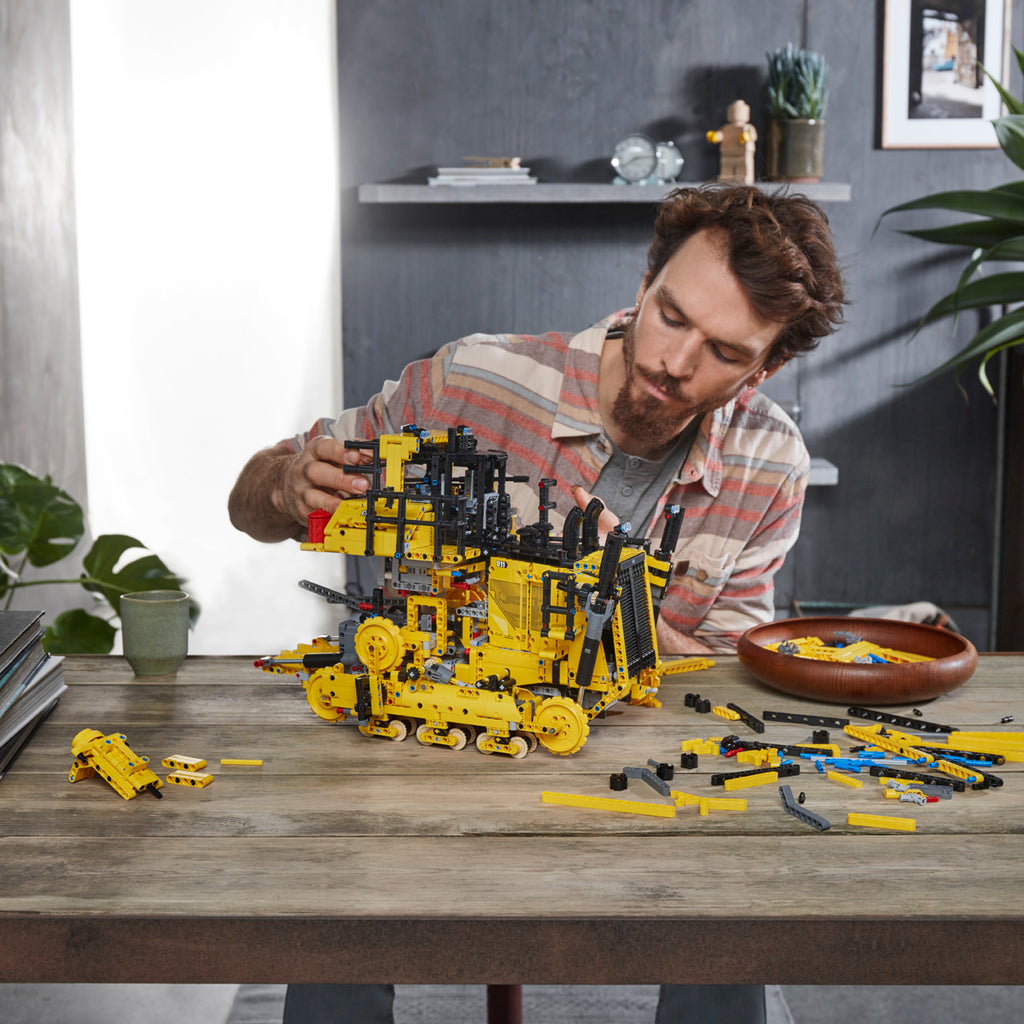 LEGO® Technic™ App-Controlled Cat® D11 Bulldozer - Xe Ủi Đất Điều Khiển Từ Xa - LEGO 42131 - Góc nhìn khác 3