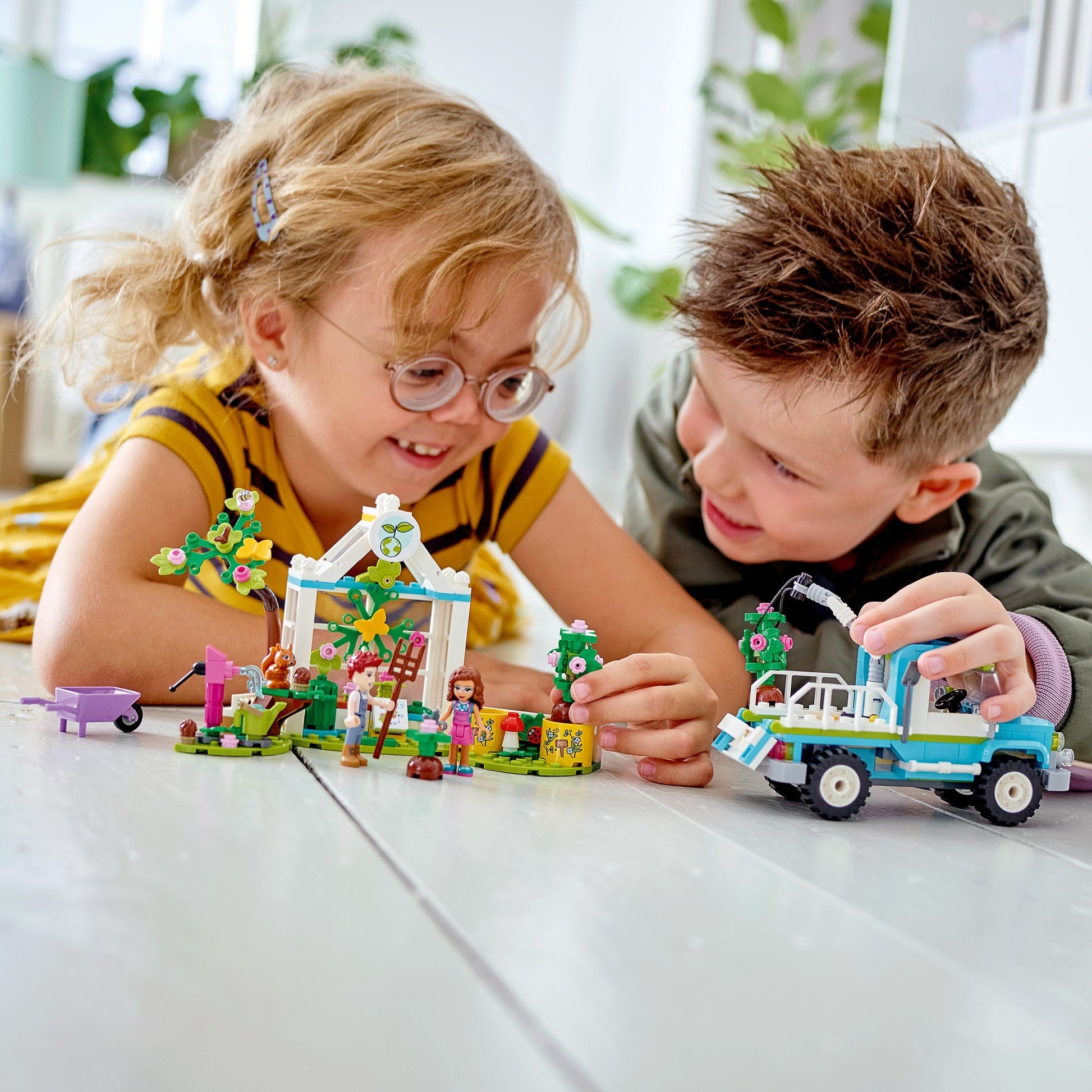 LEGO® Friends™ Tree-Planting Vehicle - Xe Trồng Cây Thân Thiện Môi Trường 41707 - Góc nhìn khác 3