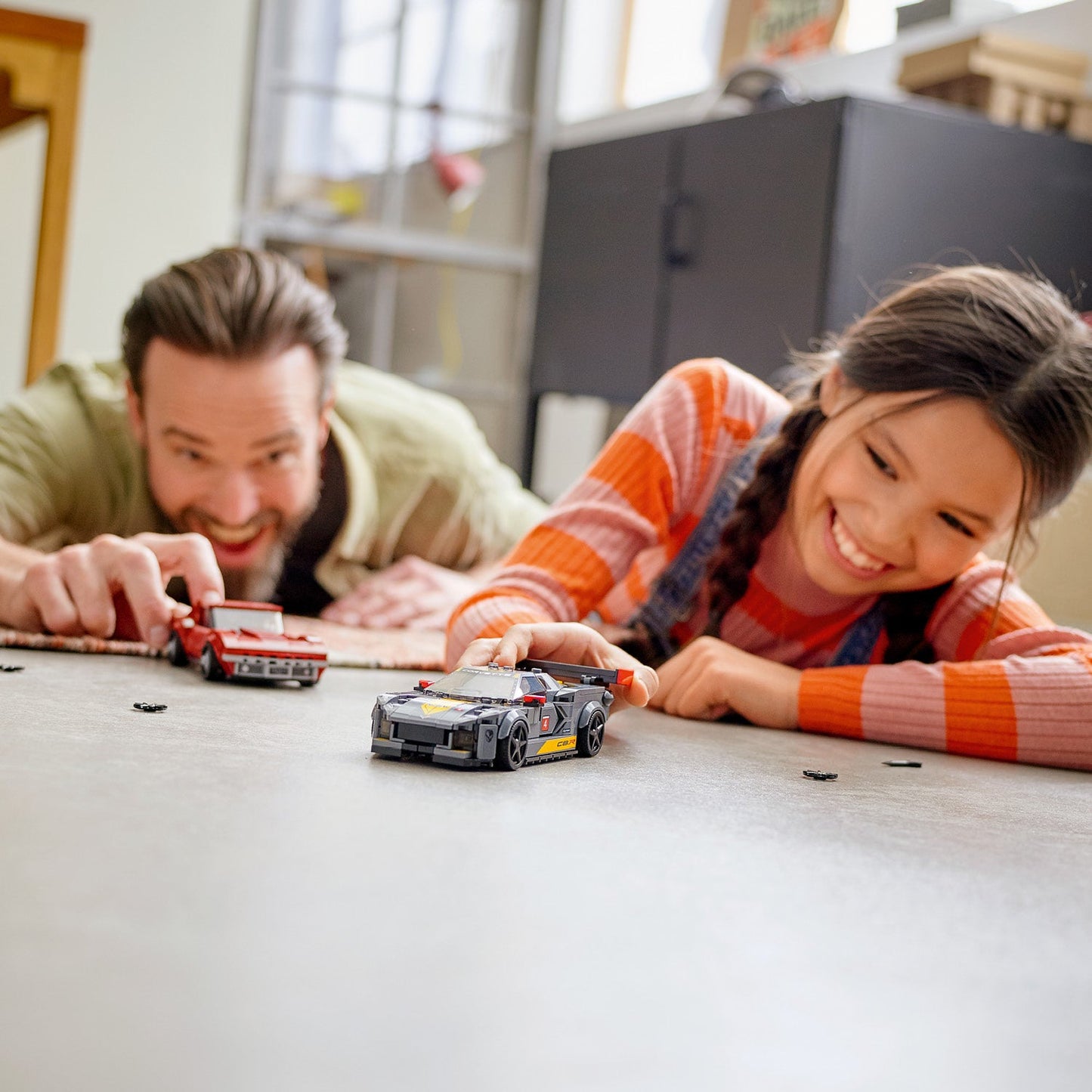 LEGO® Speed Champions Chevrolet Corvette C8.R Race Car and 1968 Chevrolet Corvette - Bộ Đồ Chơi Lắp Ráp Xe Đua 512 Chi Tiết - LEGO 76903 - Hình ảnh bổ sung 4