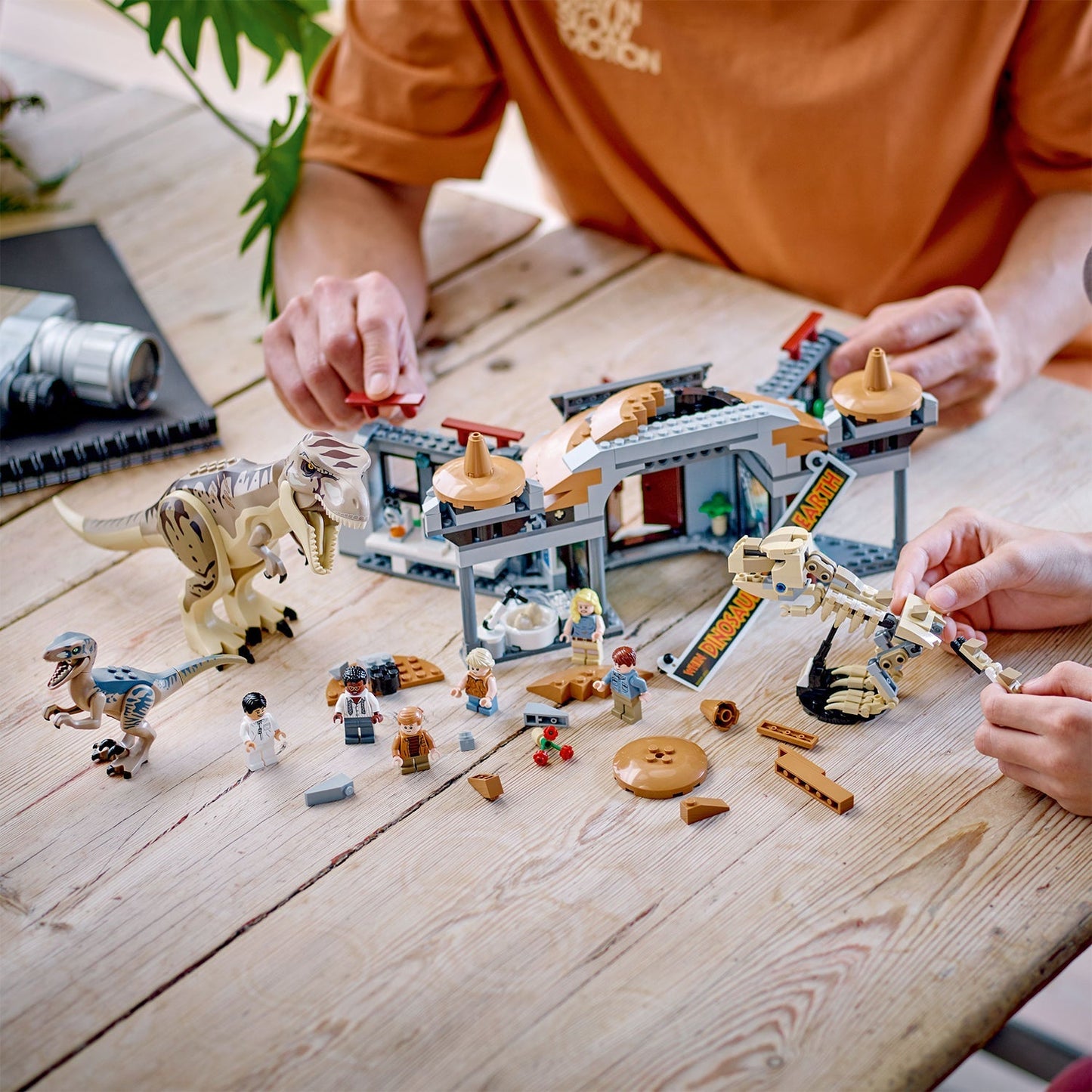 LEGO® Jurassic Park Visitor Center: T. rex & Raptor Attack - Bộ Lắp Ráp Trung Tâm Du Khách Công Viên Kỷ Jura - LEGO 76961 - Hình ảnh bổ sung 4
