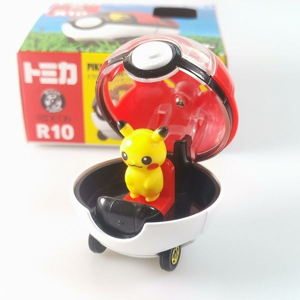 Dream Tomica Ride On R10 Pikachu & Monster Ball Car